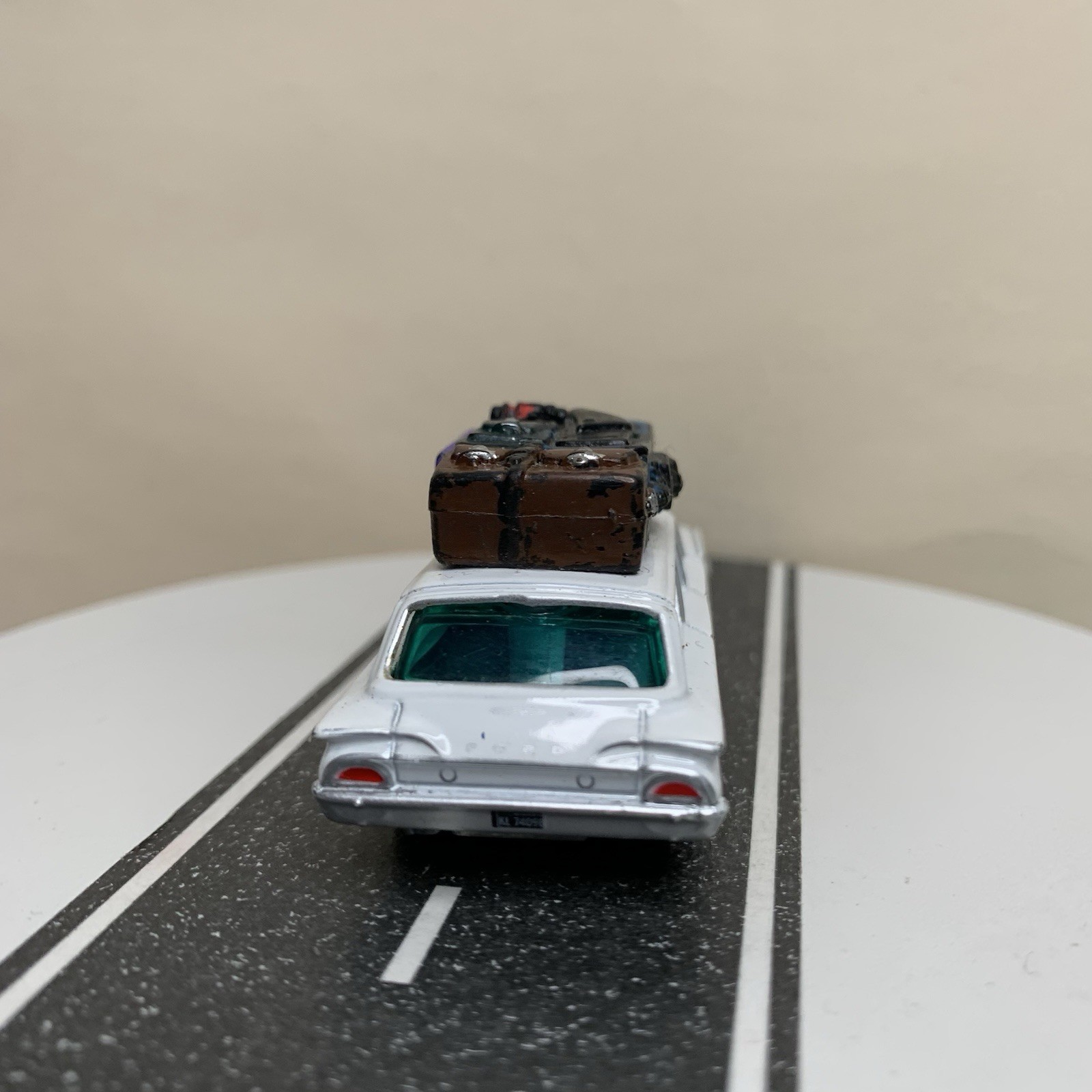 CUSTOM Johnny Lightning 1960 Ford Ranchero Wagon White w/Roof Luggage 1:64 NM