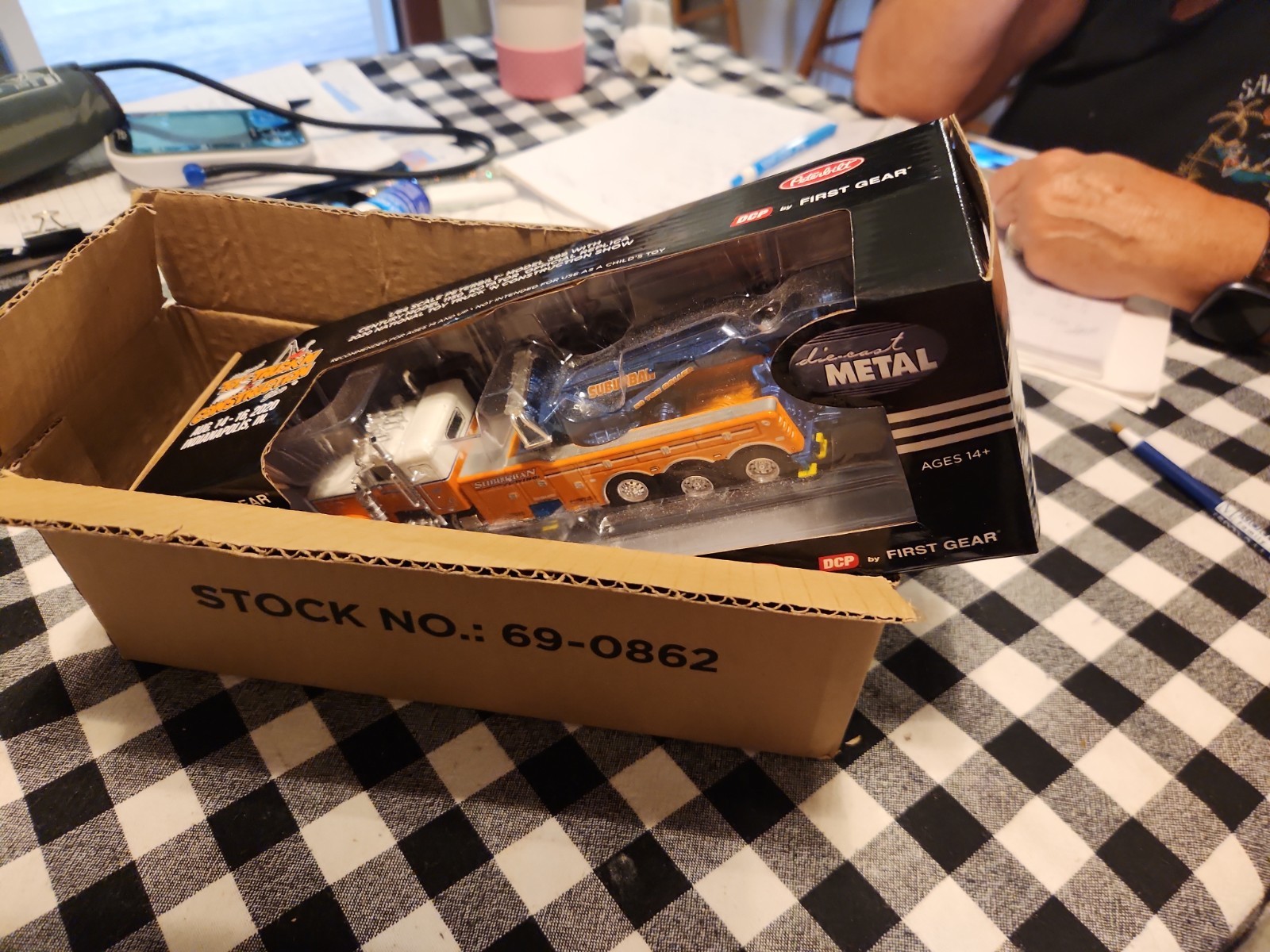 DCP 1:64 *SUBURBAN TOWING* Peterbilt 389 Rotator Wrecker Tow Truck *NTTCS* NIB!