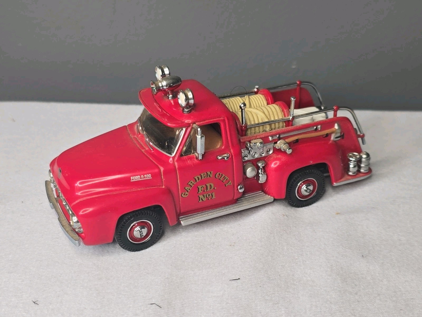 Matchbox Models of Yesteryear-1953 Ford Fire Truck – 1:43-Garden City Fire Dept.