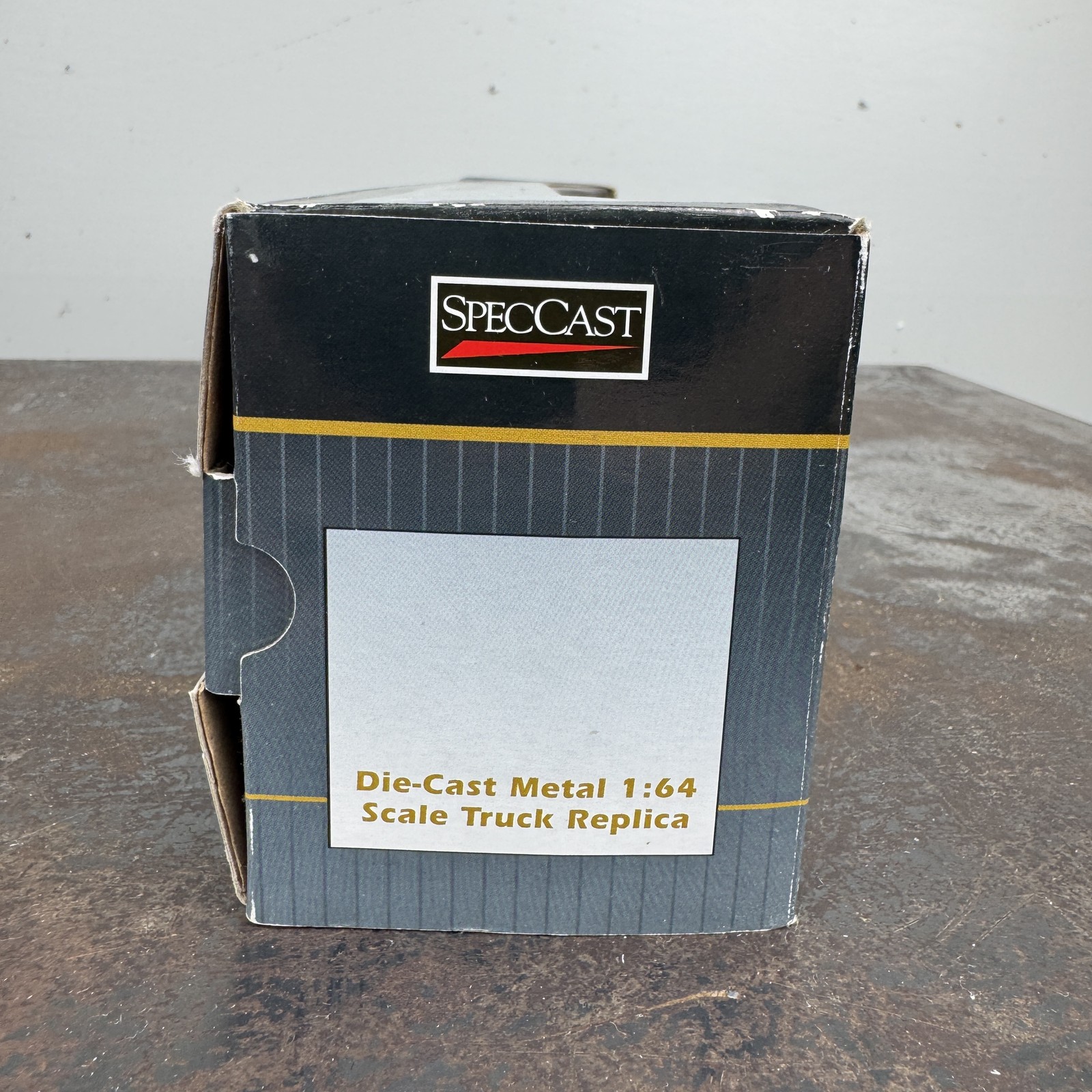 SpecCast Maines Paper / Tyson VOLVO 770 & Trailer 1:64 #31611