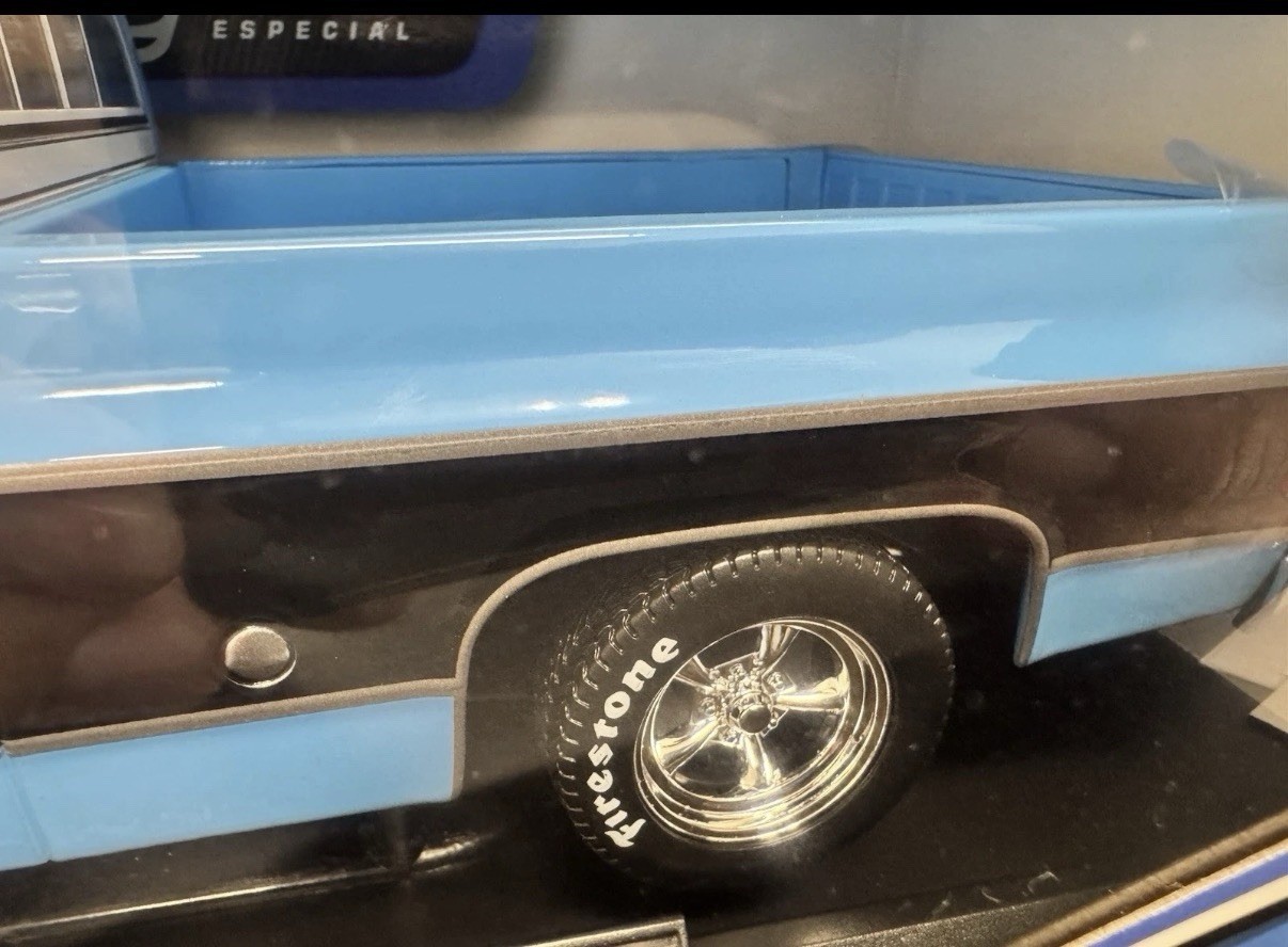 Maisto 1:18 Scale 1974 Chevrolet C10 Cheyenne Blue & Black Diecast Pickup Truck