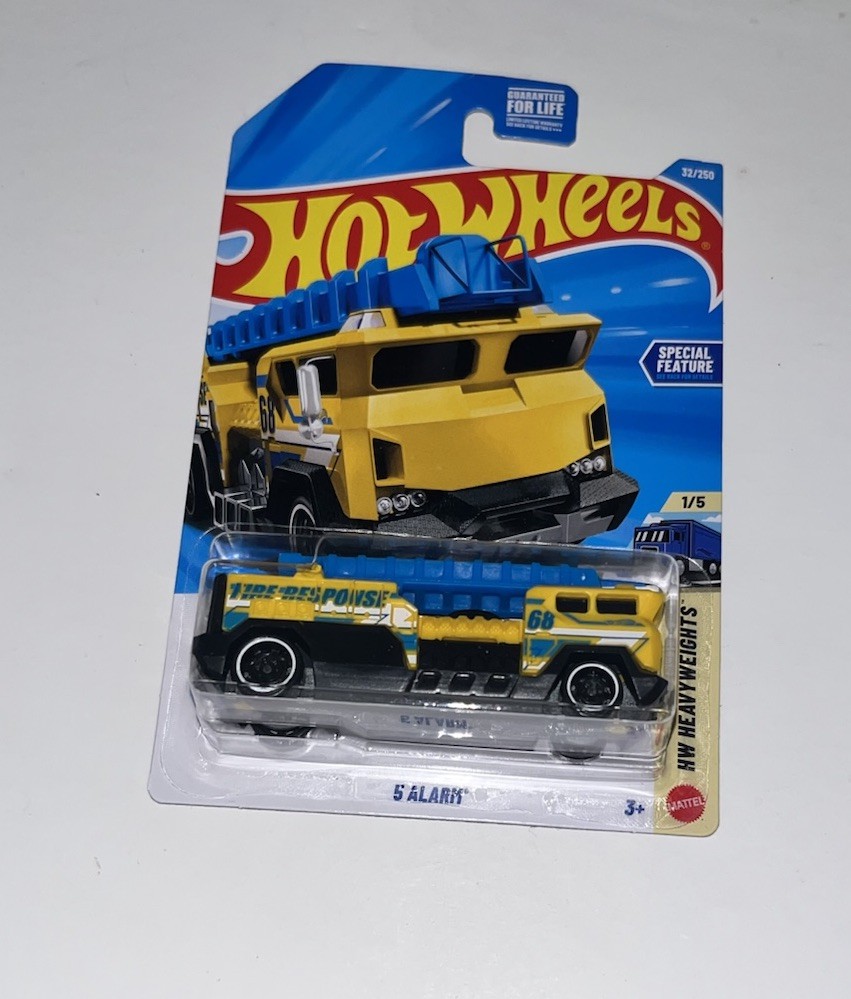 HOT WHEELS HW HEAVYWEIGHTS 5 ALARM LADDER FIRE TRUCK IN YELLOW #1/5 OR #32/250