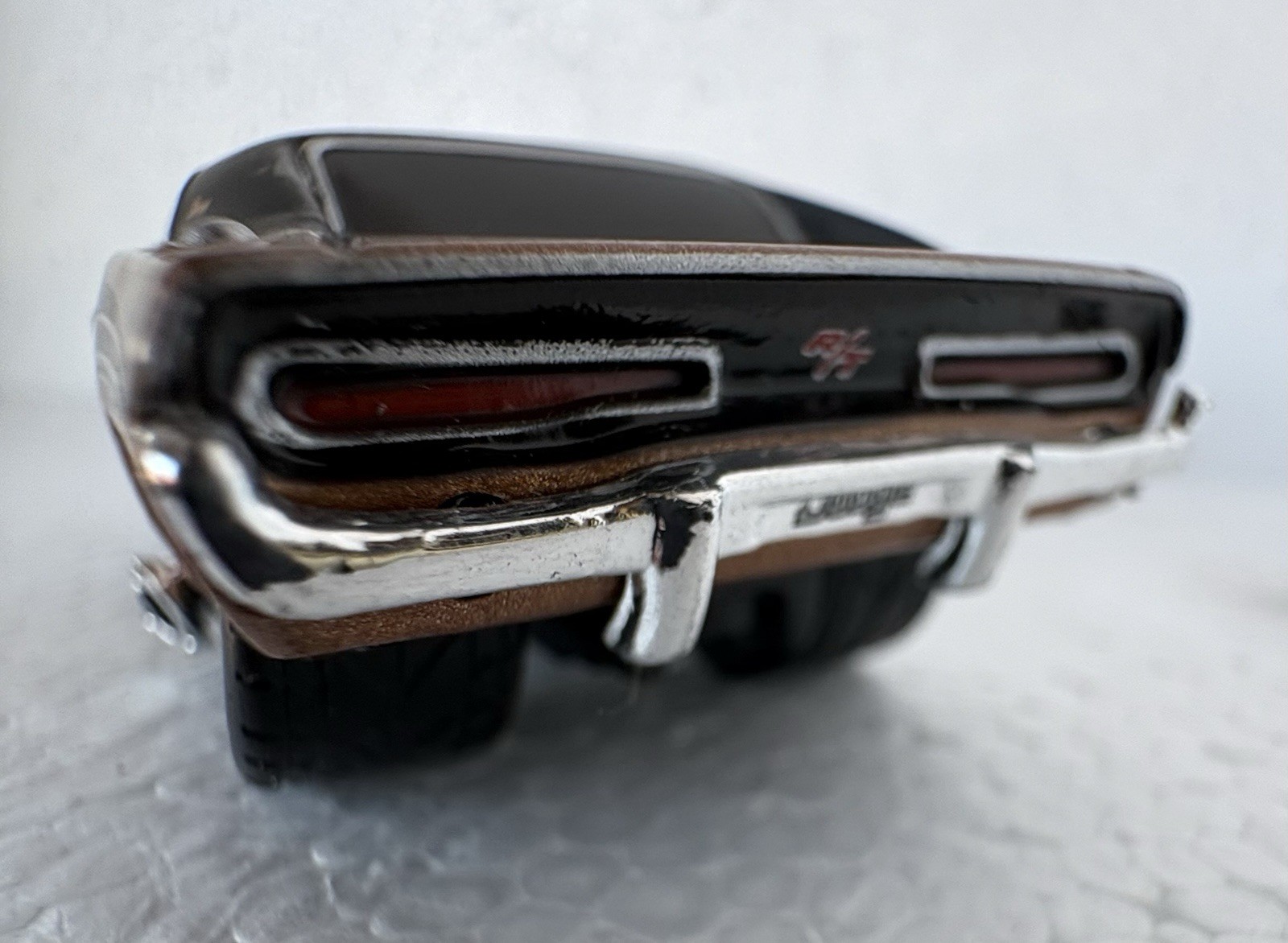 Muscle Machines Dodge Challenger R/T Bronze Chrome Blower Pink Intake 1/64