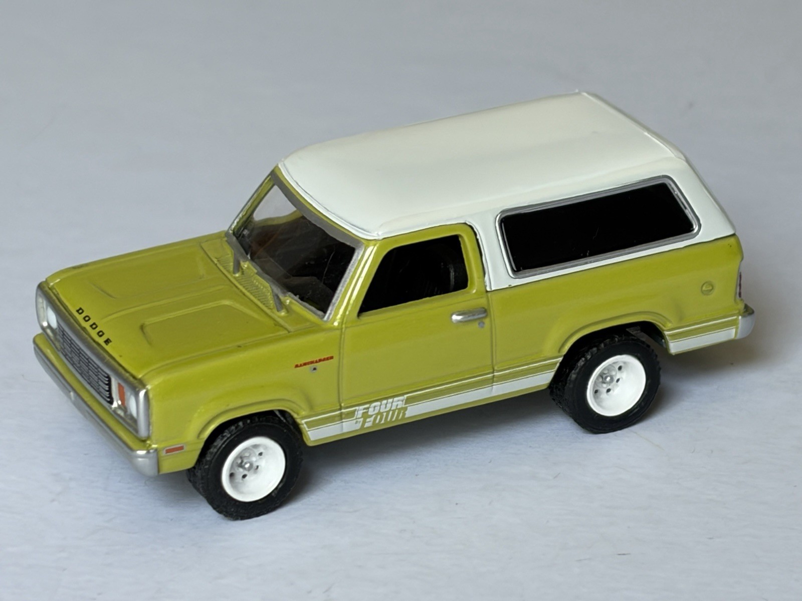 Greenlight 1977 Dodge Ramcharger 1:64 All Terrain, lime-green