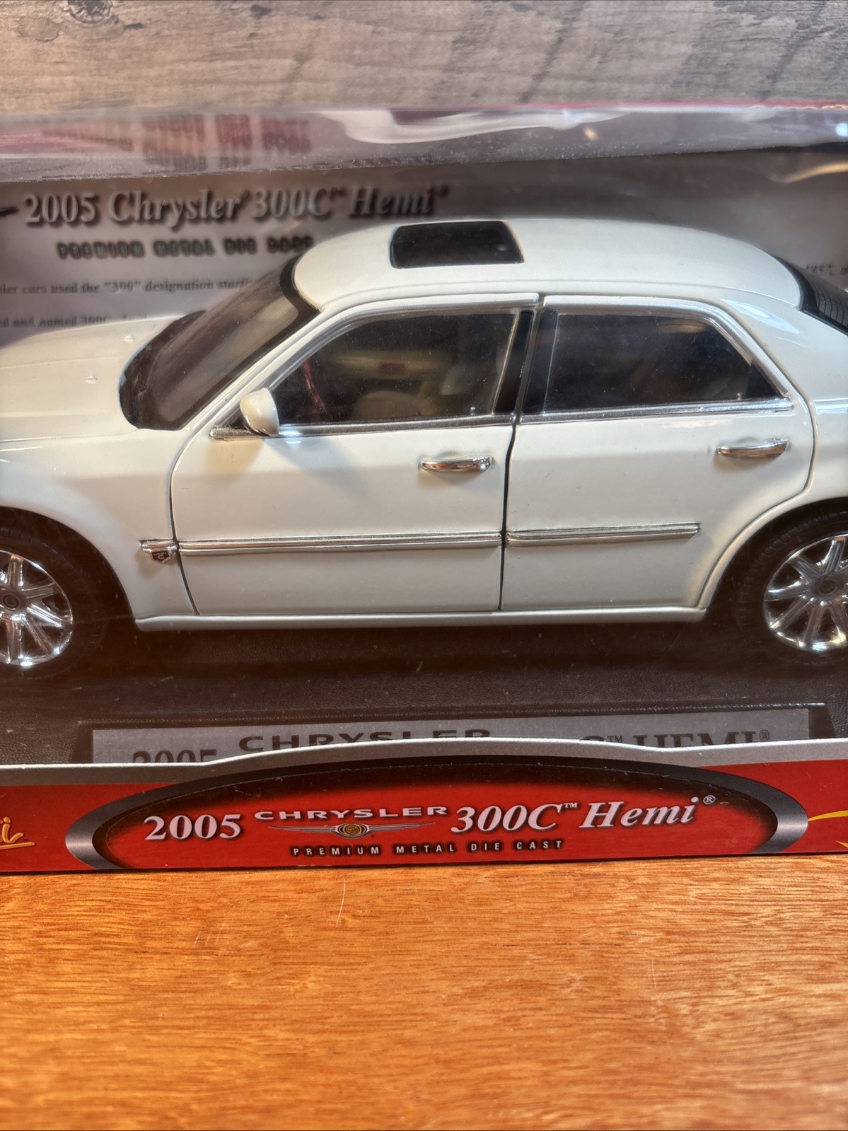 Motor Max American Graffiti 2005 Chrysler 300C Hemi 1:18 Diecast White READ