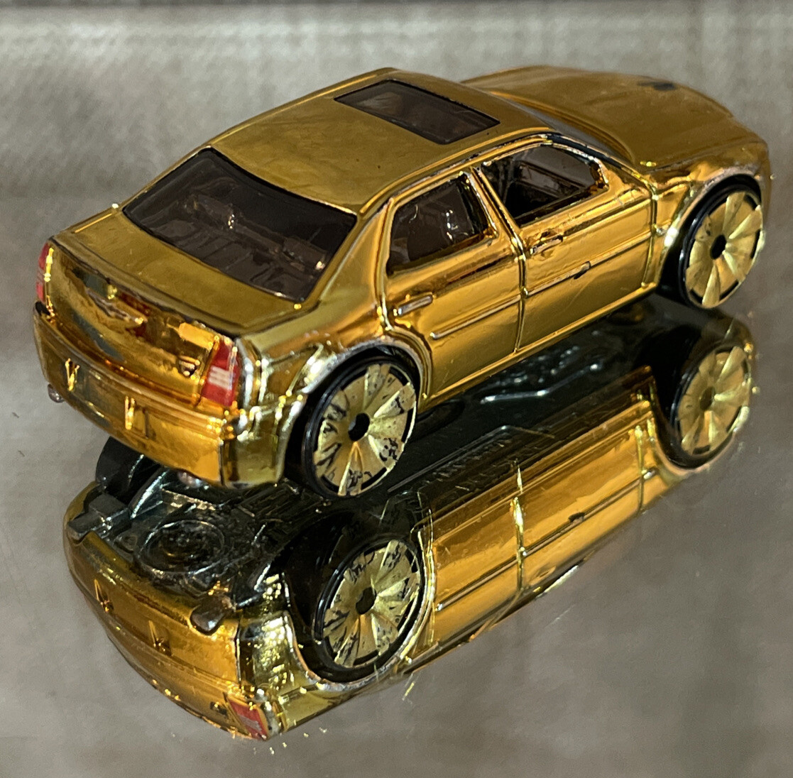 Hot Wheels 2005 DCC Gold Chrysler 300C Hemi Made in Malaysia VGUC