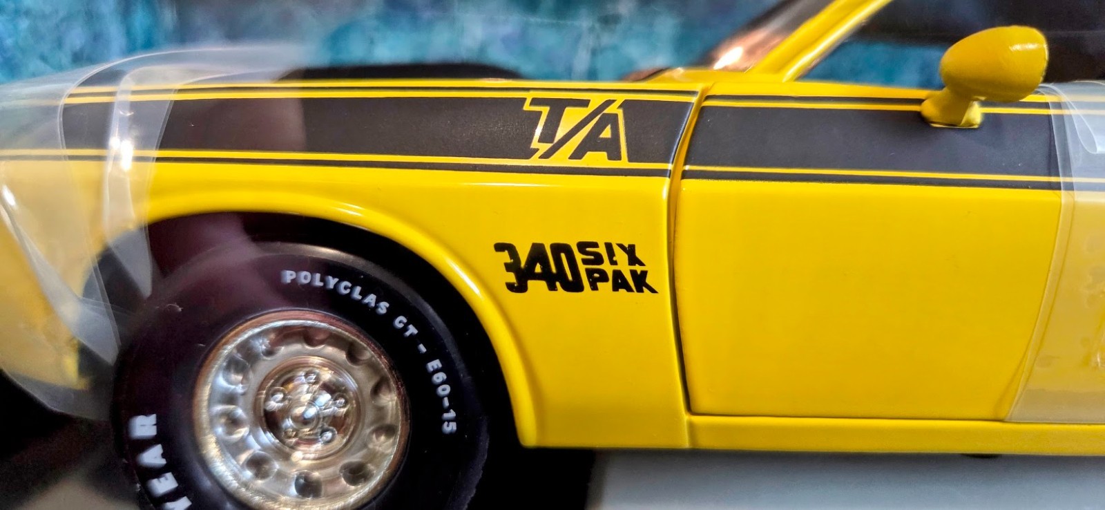 Vintage ERTL Dodge 1970 Challenger T/A 340 Six Pack Top Banana Yellow 1:18 Mopar