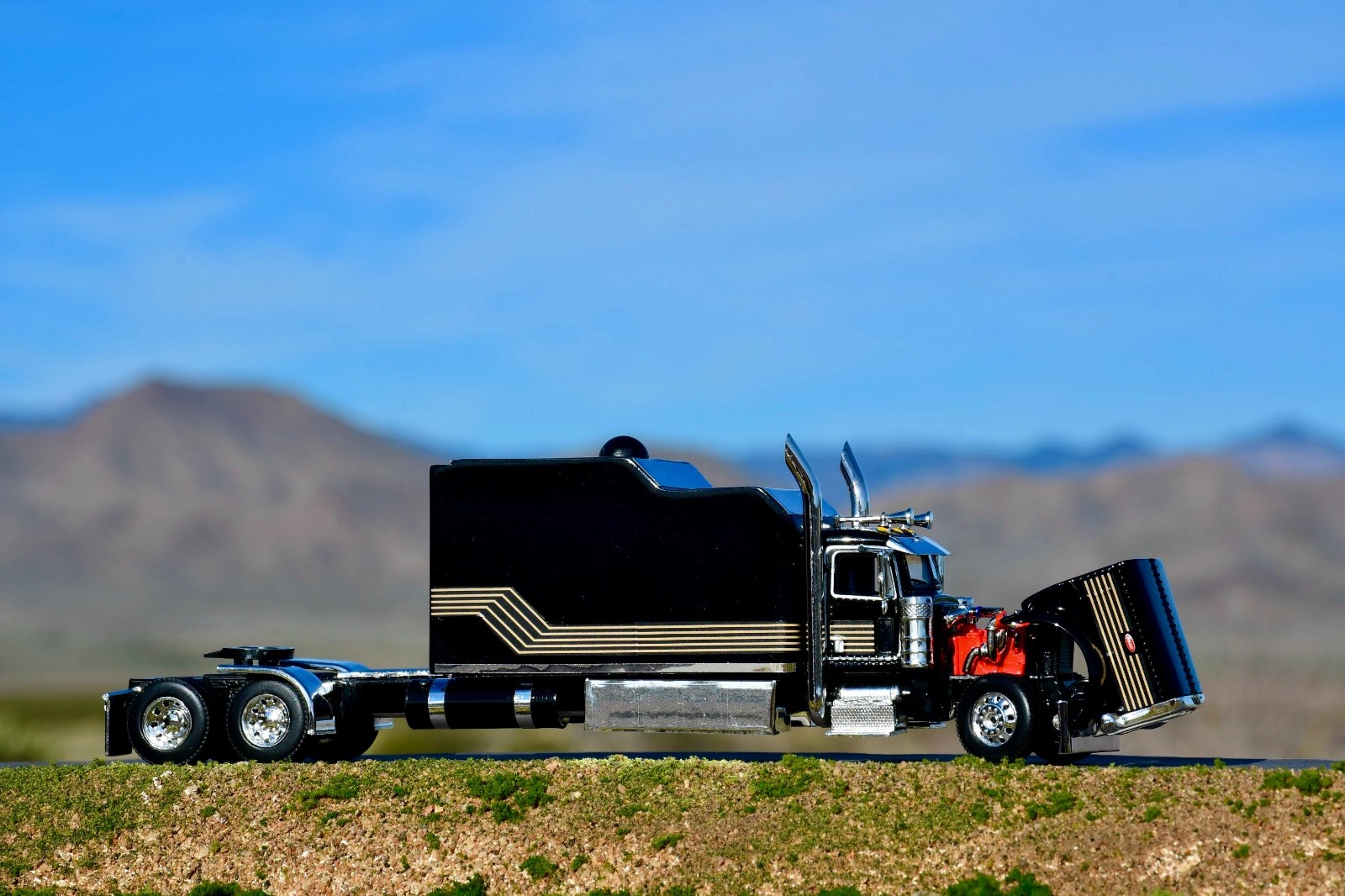 1/64 DCP Smokey and the Bandit Peterbilt 389 with standup custom built sleeper