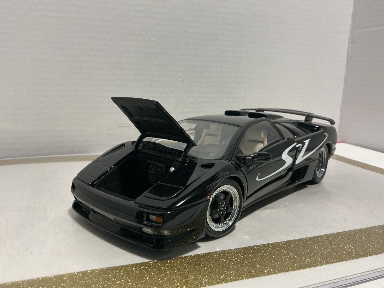 1/18 AUTO ART LAMBORGHINI DIABLO BLACK ON TAN