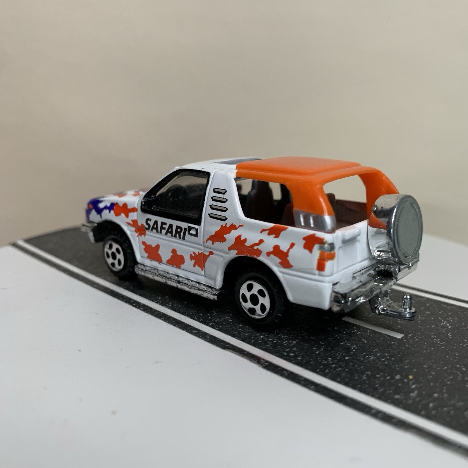 Unbranded Diecast Realtoy 1989-1994 Isuzu Amigo 2-Door SUV White Safari 1:64 NM