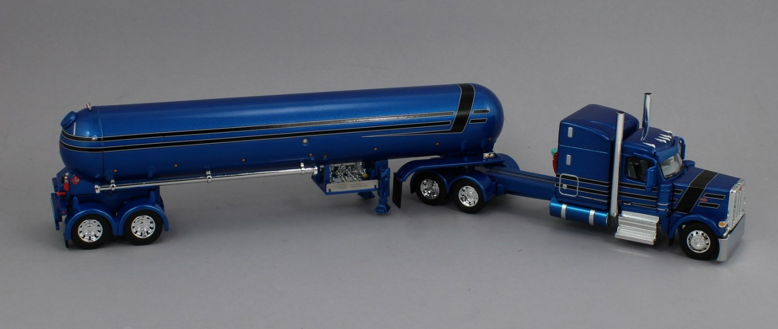 DCP 1:64 *BLUE & BLACK* Peterbilt 589 70″ Midroof w/MISSISSIPPI LP TANKER NIB!