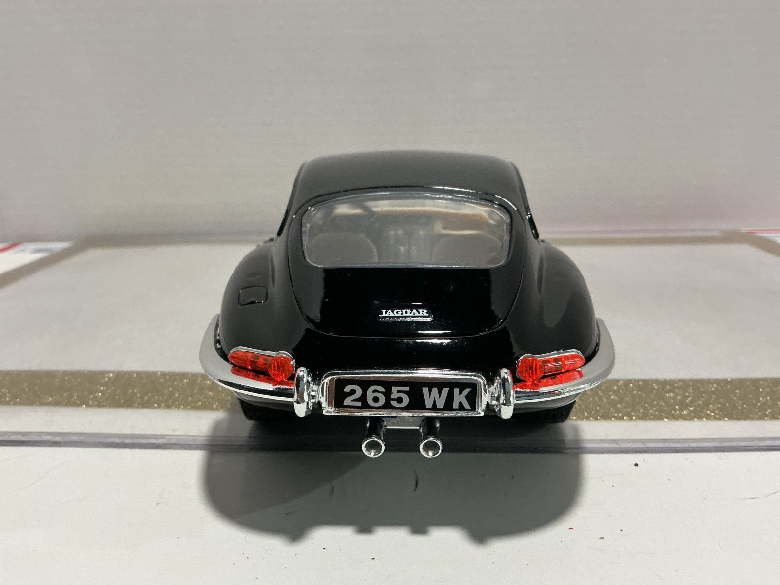 1/18 BURAGO JAGUAR “E” 1961 BLACK ON CREAM
