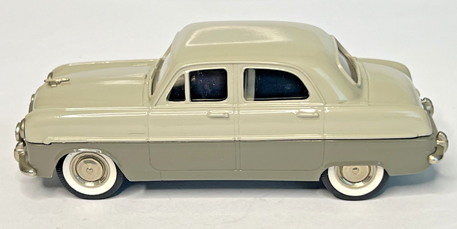Lansdowne 1:43 Scale LD7 1954 Ford Zephyr Zodiac Sedan – 2 Tone Gray
