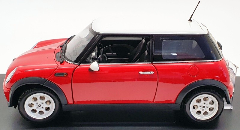AutoArt 1/18 Scale 74822 – 2001 BMW Mini Cooper – Red