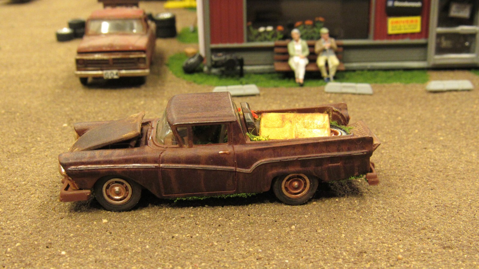 CUSTOM BUILT WEATHERED RUSTY JUNK PARTS YARD 1957 FORD RANCHERO CAR TRUCK 1:64/A