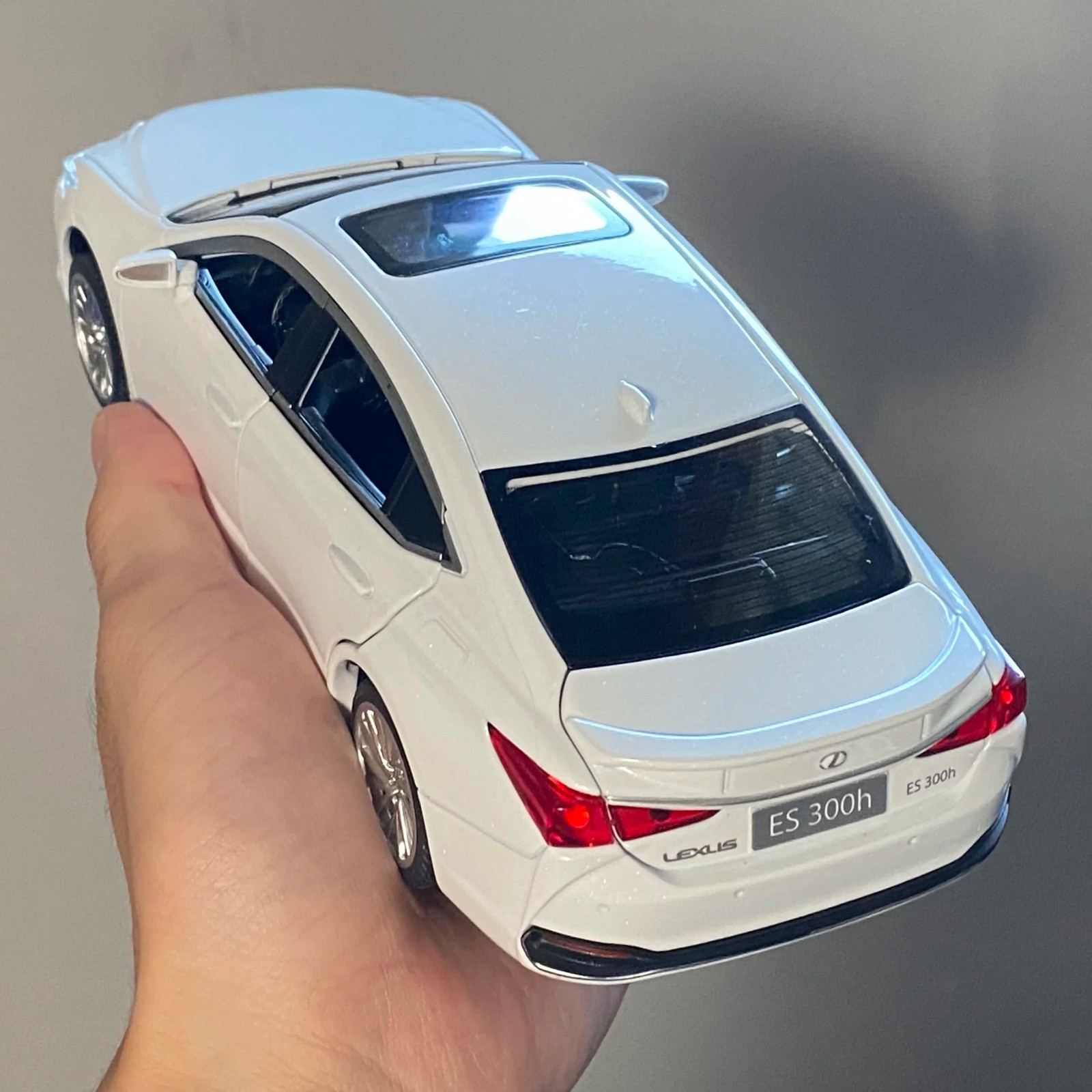 1:24 Lexus ES300 ES300h Alloy Diecast Car Model Sound Light Kid’s Collectibles