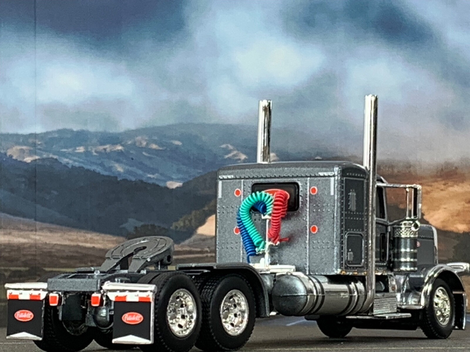 1/64 DCP GUN METAL PRIDE & CLASS PETERBILT 389 W/ 36″ SLEEPER