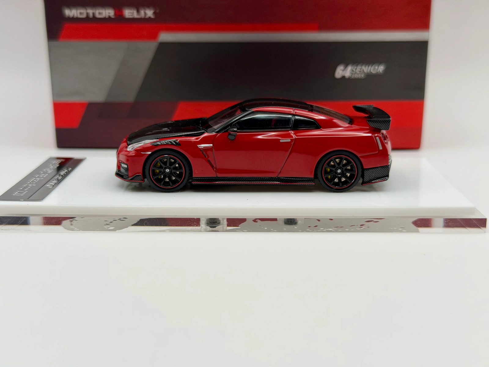 Motorhelix 1:64 Nissan GT-R R35 Nismo 22′(Stealth Gray/Vibrant Red)