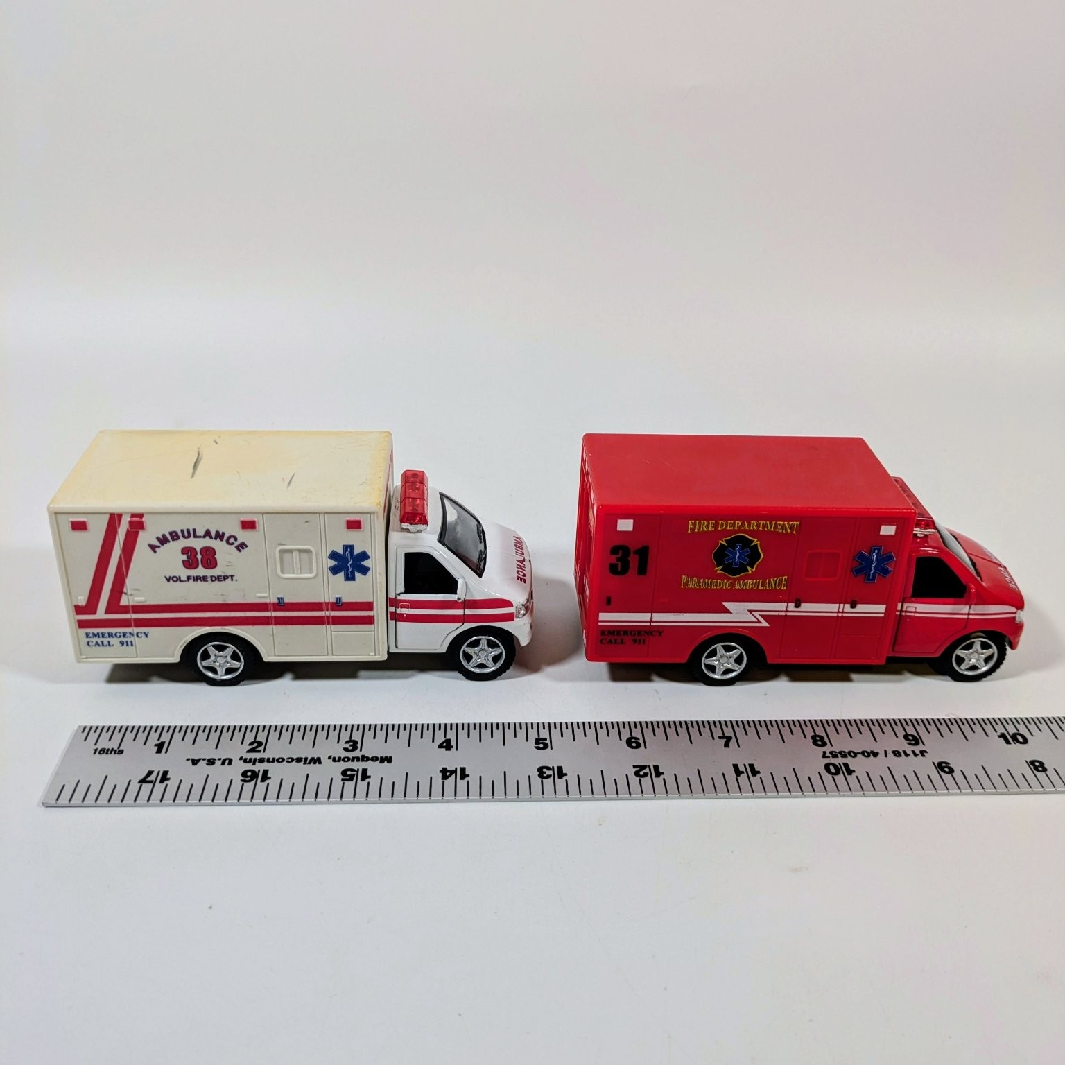 Kintoy Kinsfun Diecast Ambulance Pair 1:43 Scale Emergency Vehicle Toys Lot