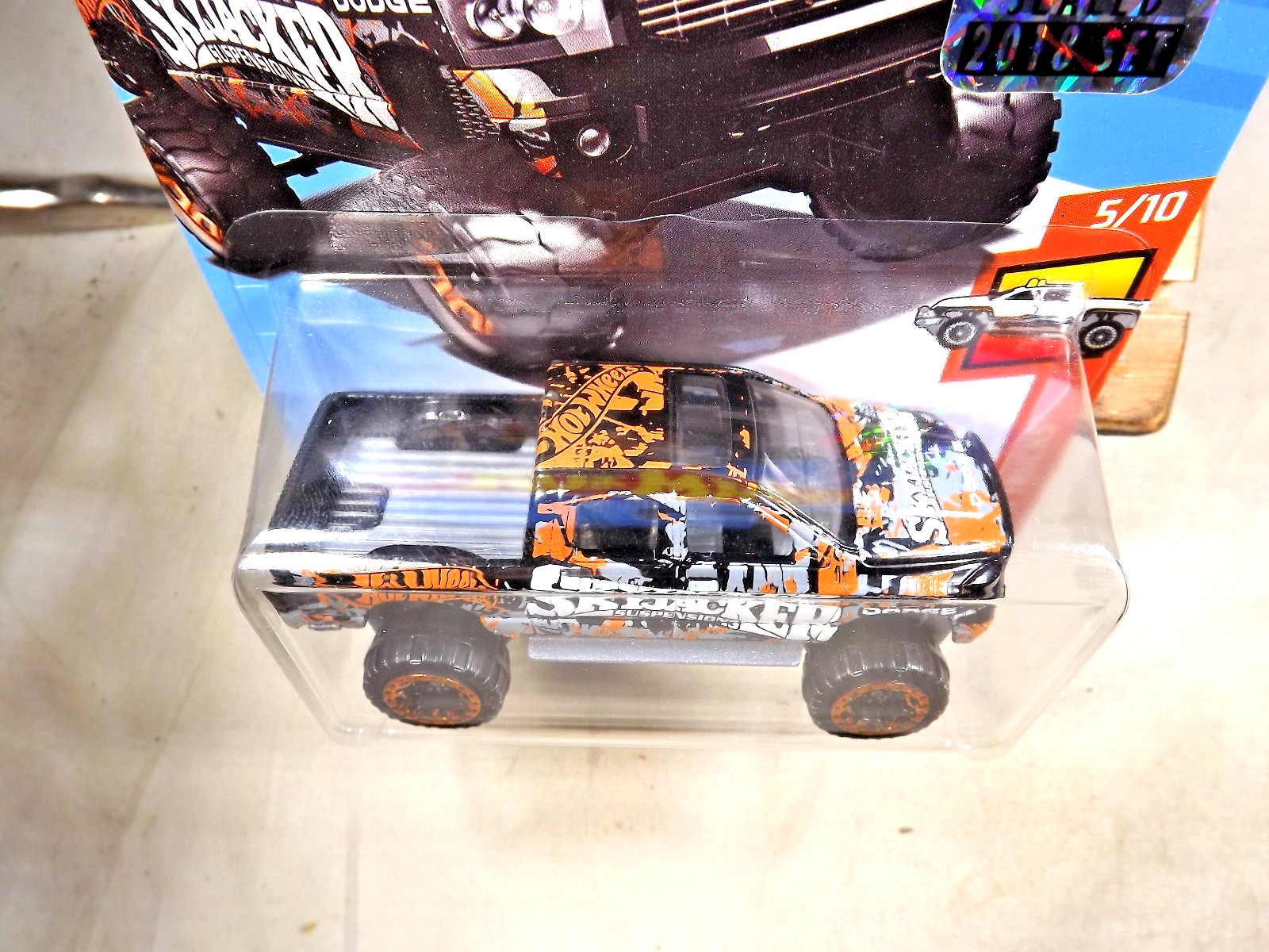 2018 Hot Wheels #298 HW Hot Trucks 5/10 RAM 1500 Black-Org w/Gold Beadloc Rim Sp