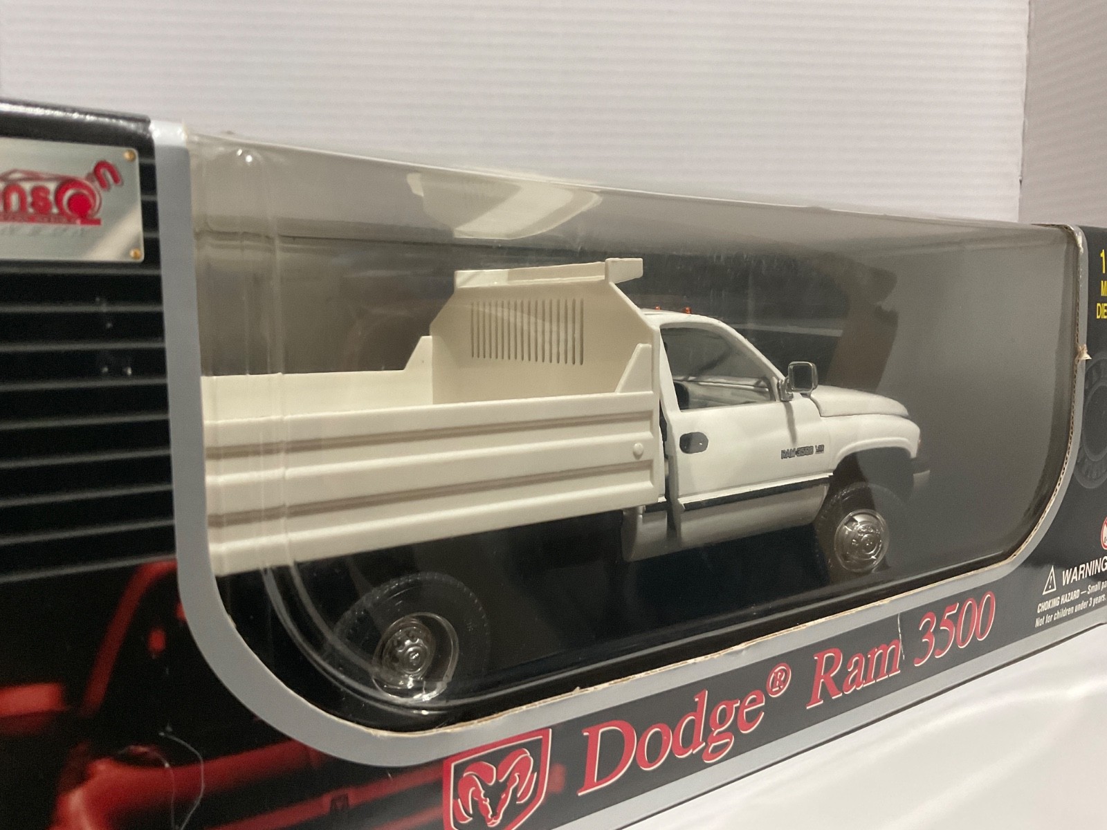 1:18 ANSON DODGE RAM 3500 WHITE ON GREY