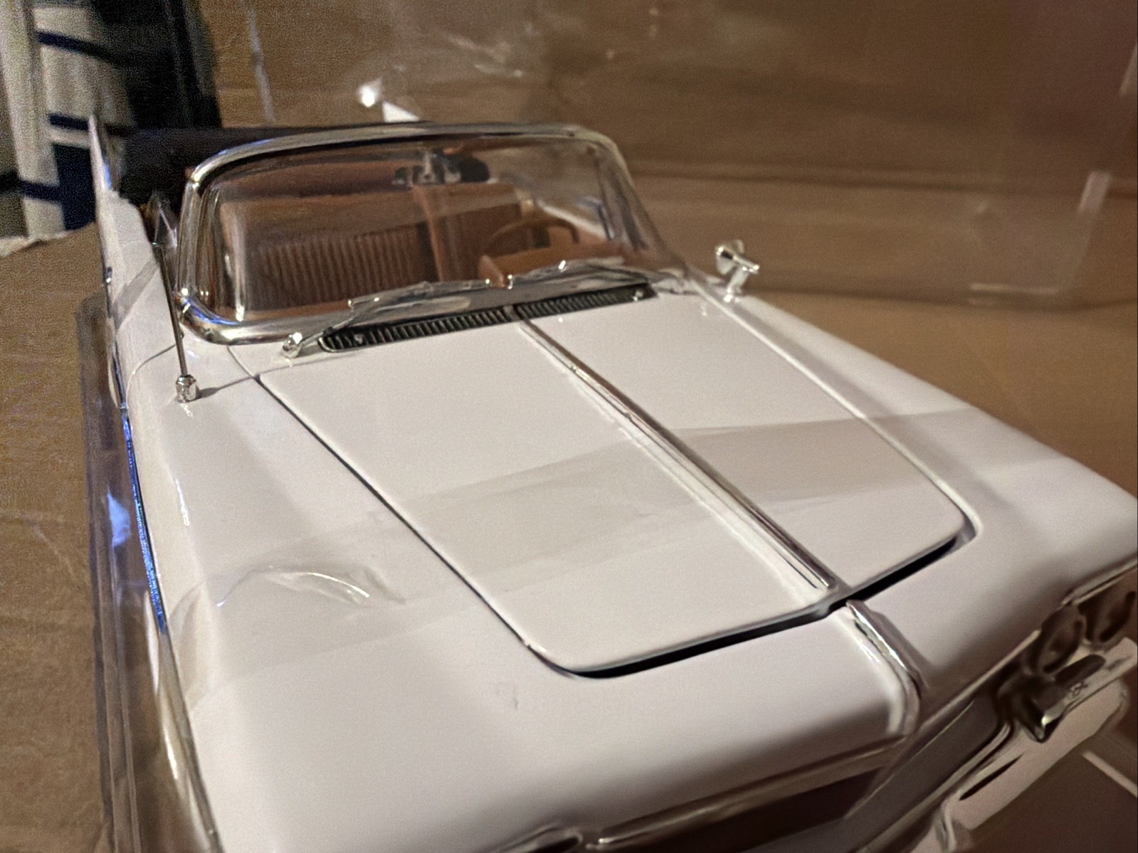 Yat Ming Road Signature 1961 Imperial Crown Convertible White 1:18 Removable Top