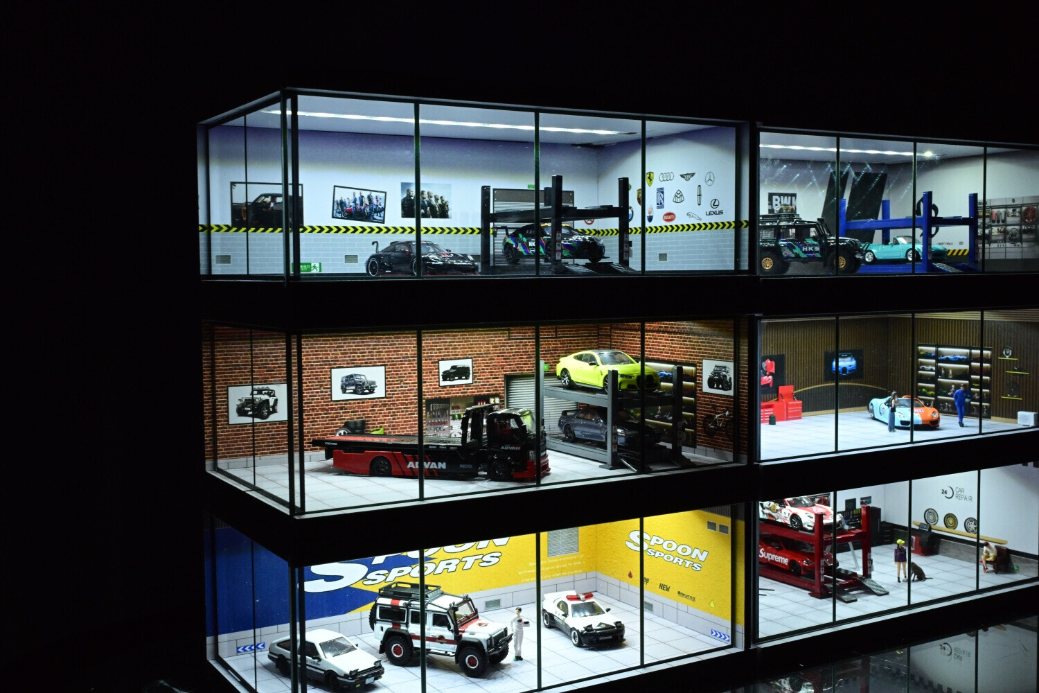 1:64 Diorama Parking Lot Scene Model LED Car Garage Shop Model Collection Toys