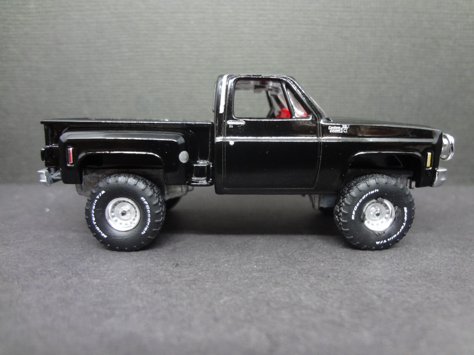 Auto World 1980 Chevy Custom Deluxe Stepside black – Loose 1:64