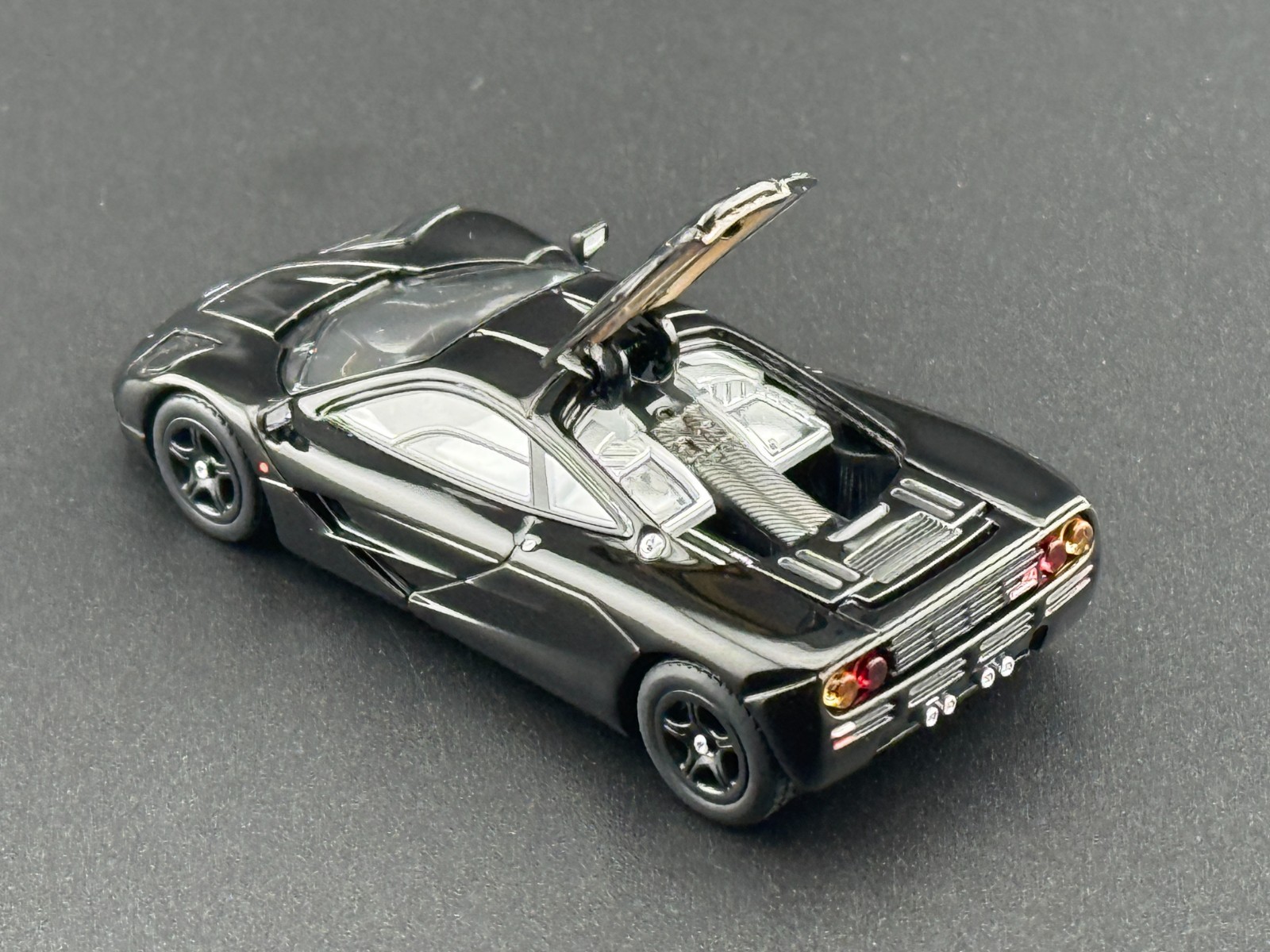 Pop Race McLaren F1 Jet Black 640230 1/64