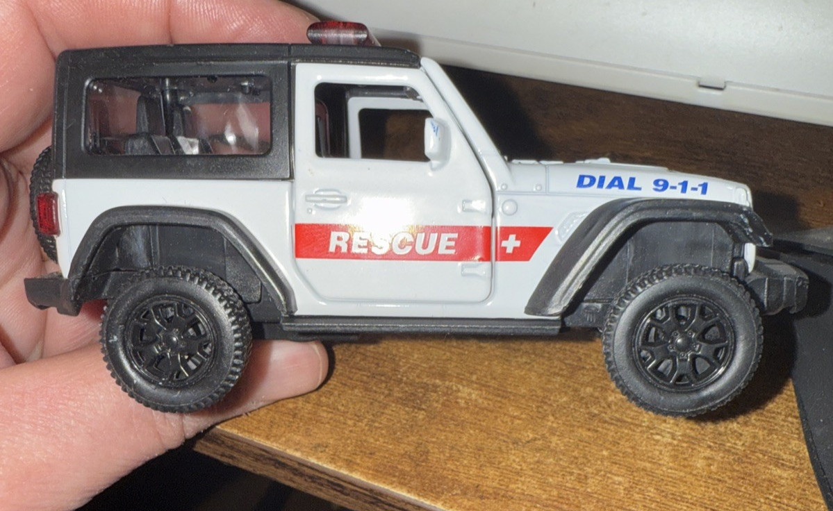 JEEP WRANGLER 4×4 RUBICON MEDICAL EMERGENCY 911 RESCUE OFF ROAD 1/36 DIECAST SUV