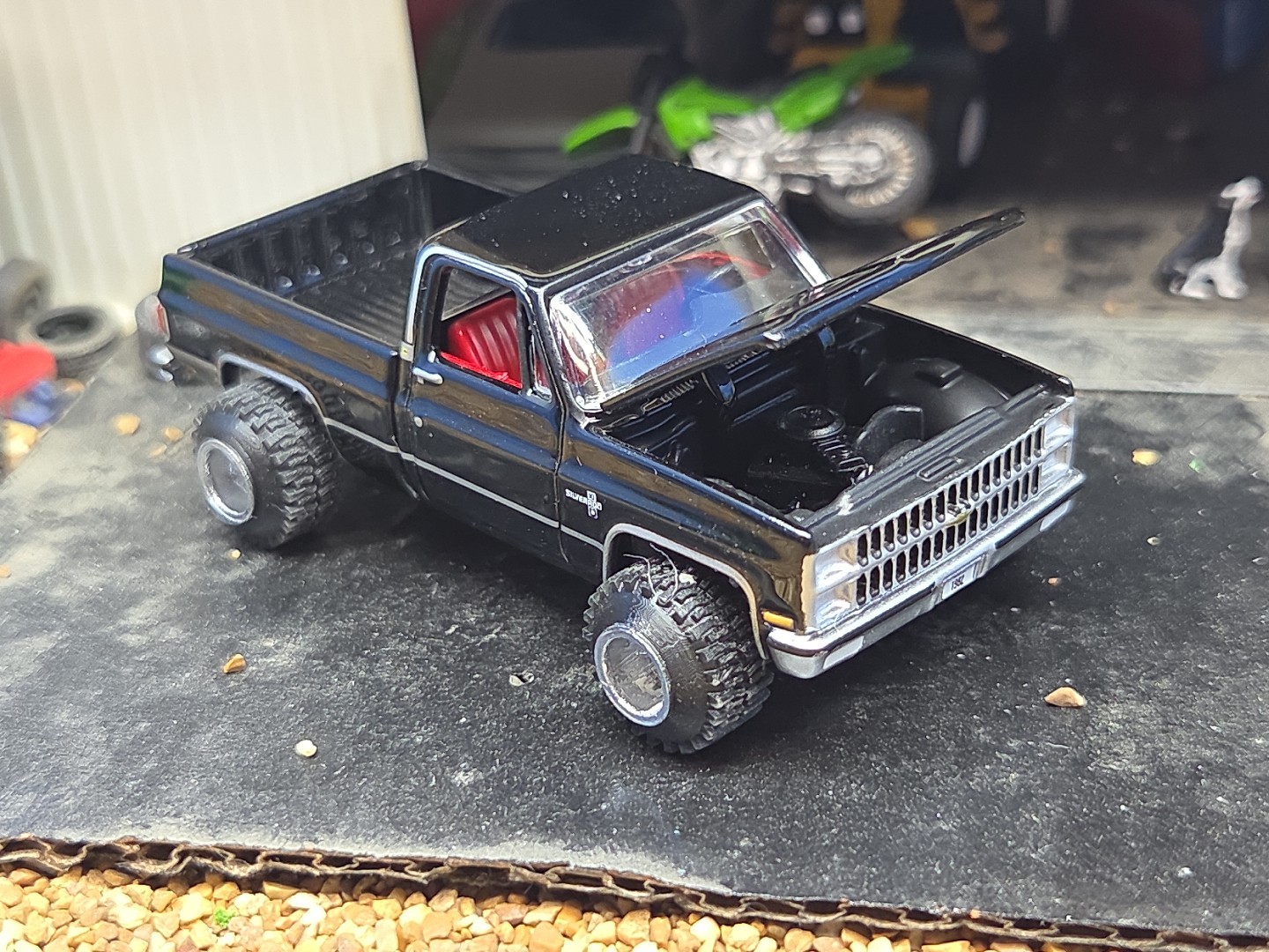 CUSTOM BUILT LIFTED 1:64 CHEVEROLET 1980s Silverado SQUARE BODY CHEVY 4×4 mud 83