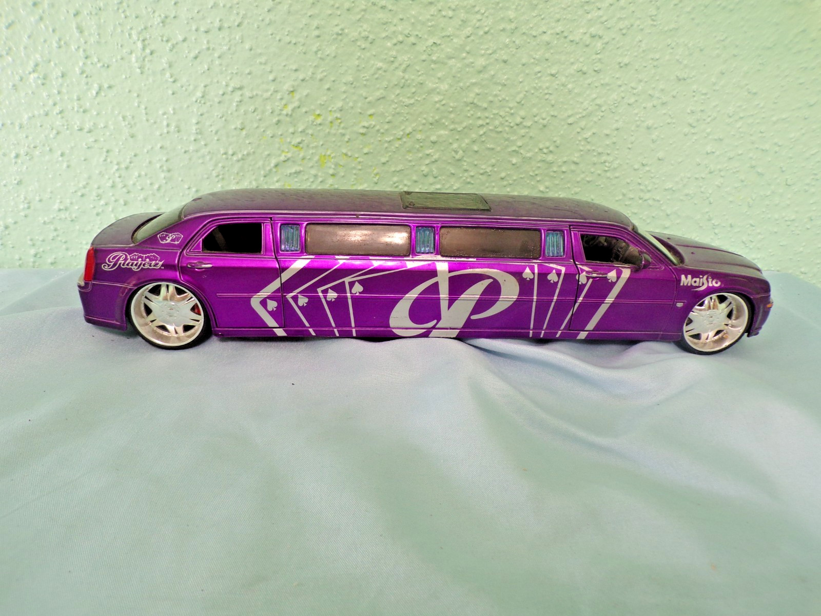 1/24 Maisto Playerz 2005 Chrysler 300C Hemi Limousine purple Silvers as is