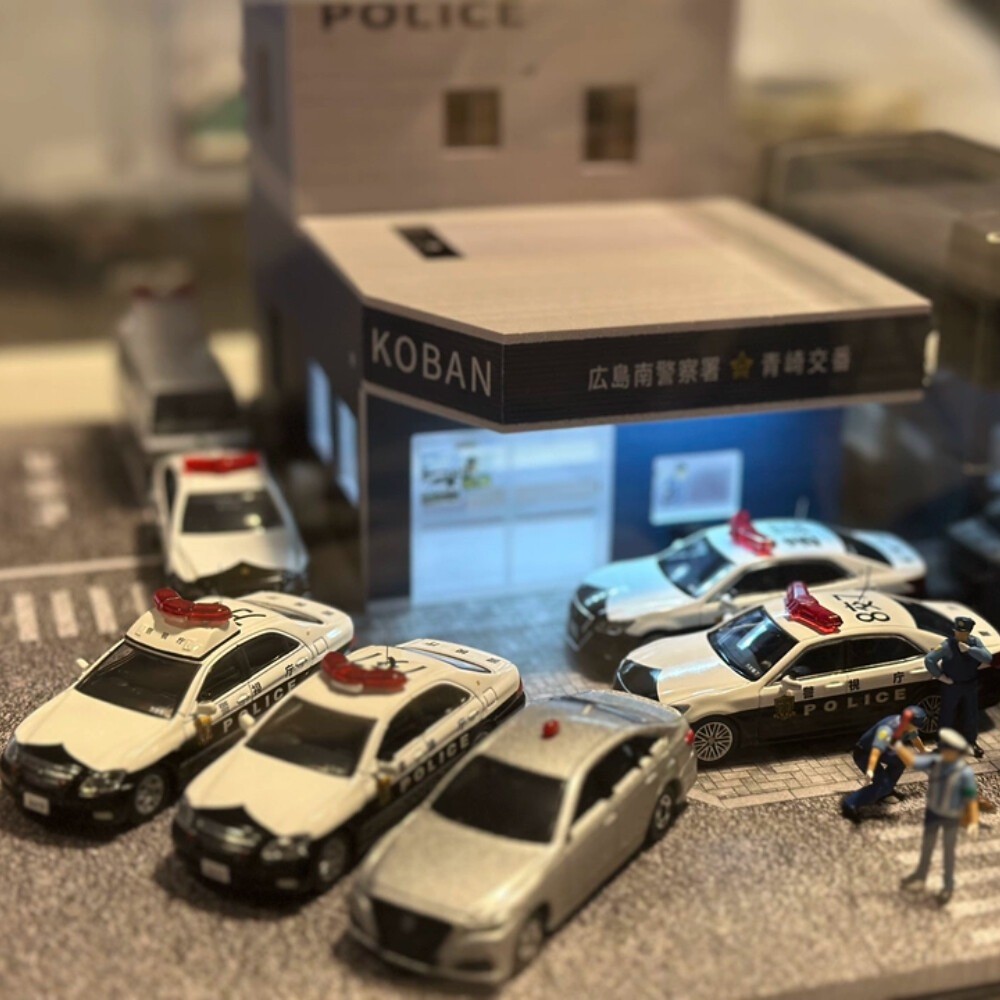Diorama 1:64 Car Parking Lot Model LED Lighting Police Station Garage SceneModel