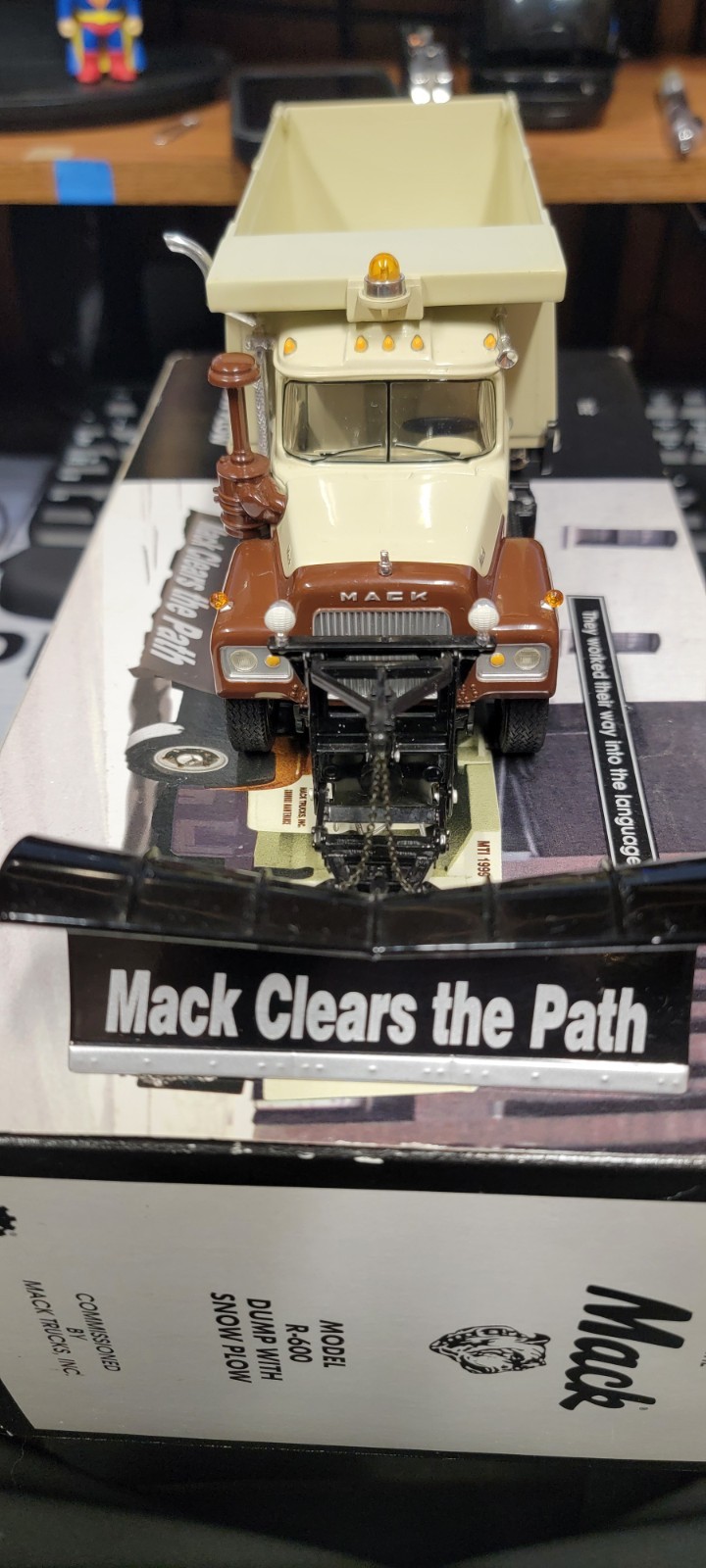 First gear Mack R-600 Dump Truck w/ Snow Plow Diecast