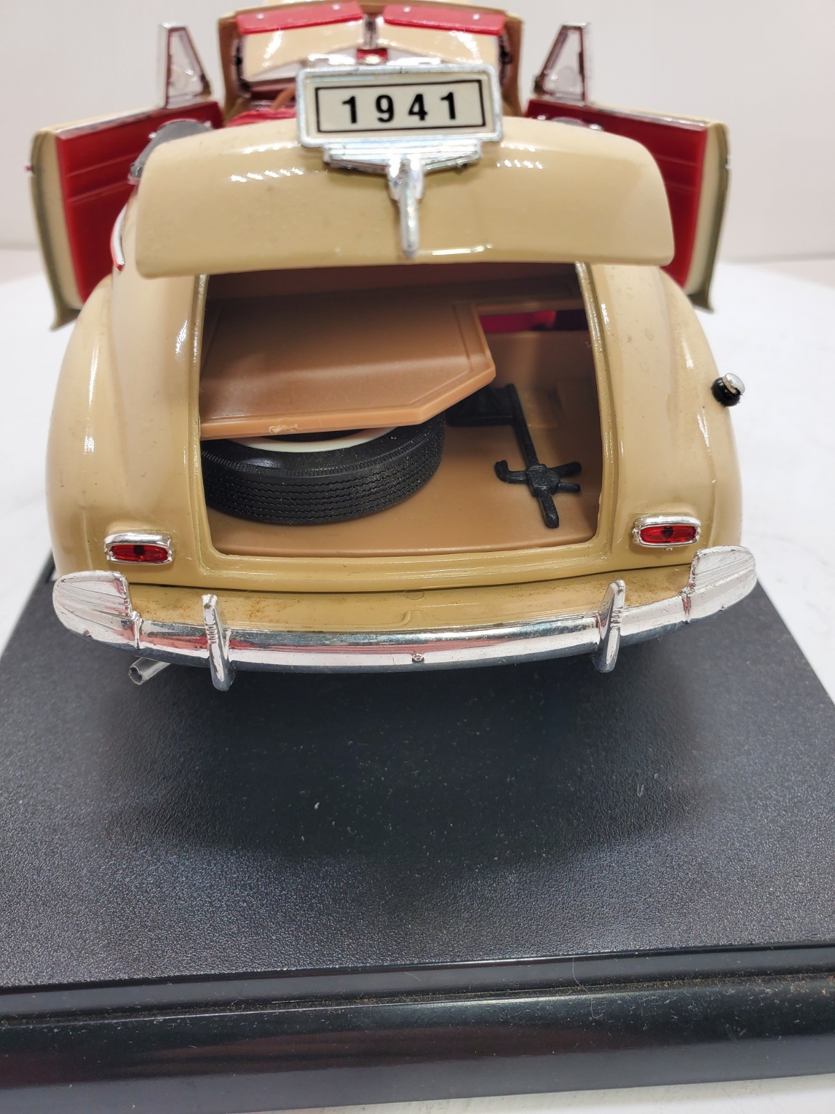 WELLY Collectable 1941 Chevrolet Special Deluxe 1:18 Diecast Beige/Red No Box