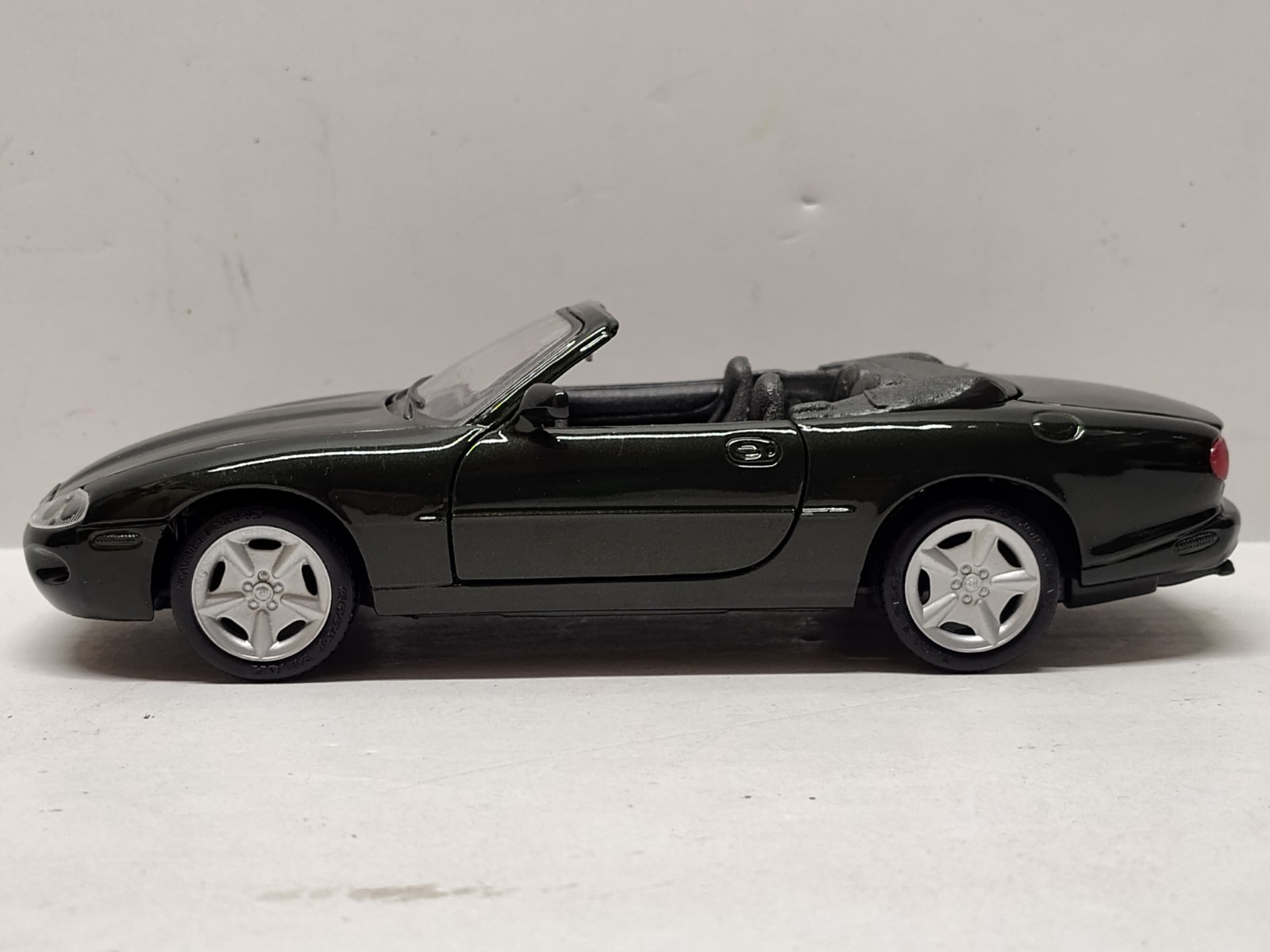 Maisto 1996 Jaguar XK8 Convertible Roadster 1:24 Scale Diecast Car Dk Green Toy