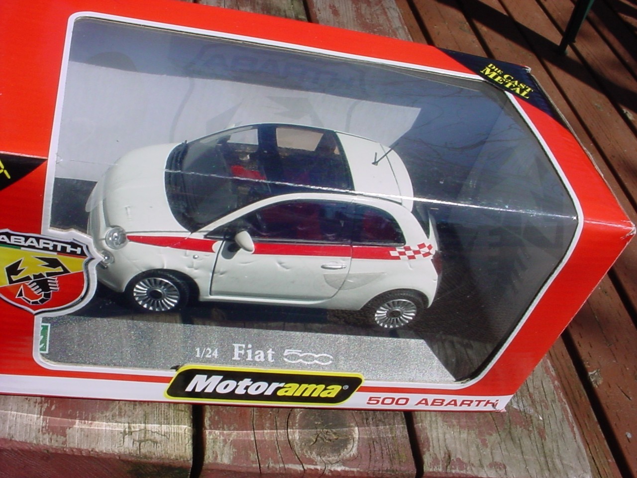 1:24 Motorama FIAT 500 ABARTH Limited Edition Diecast / White on Black stand MIB
