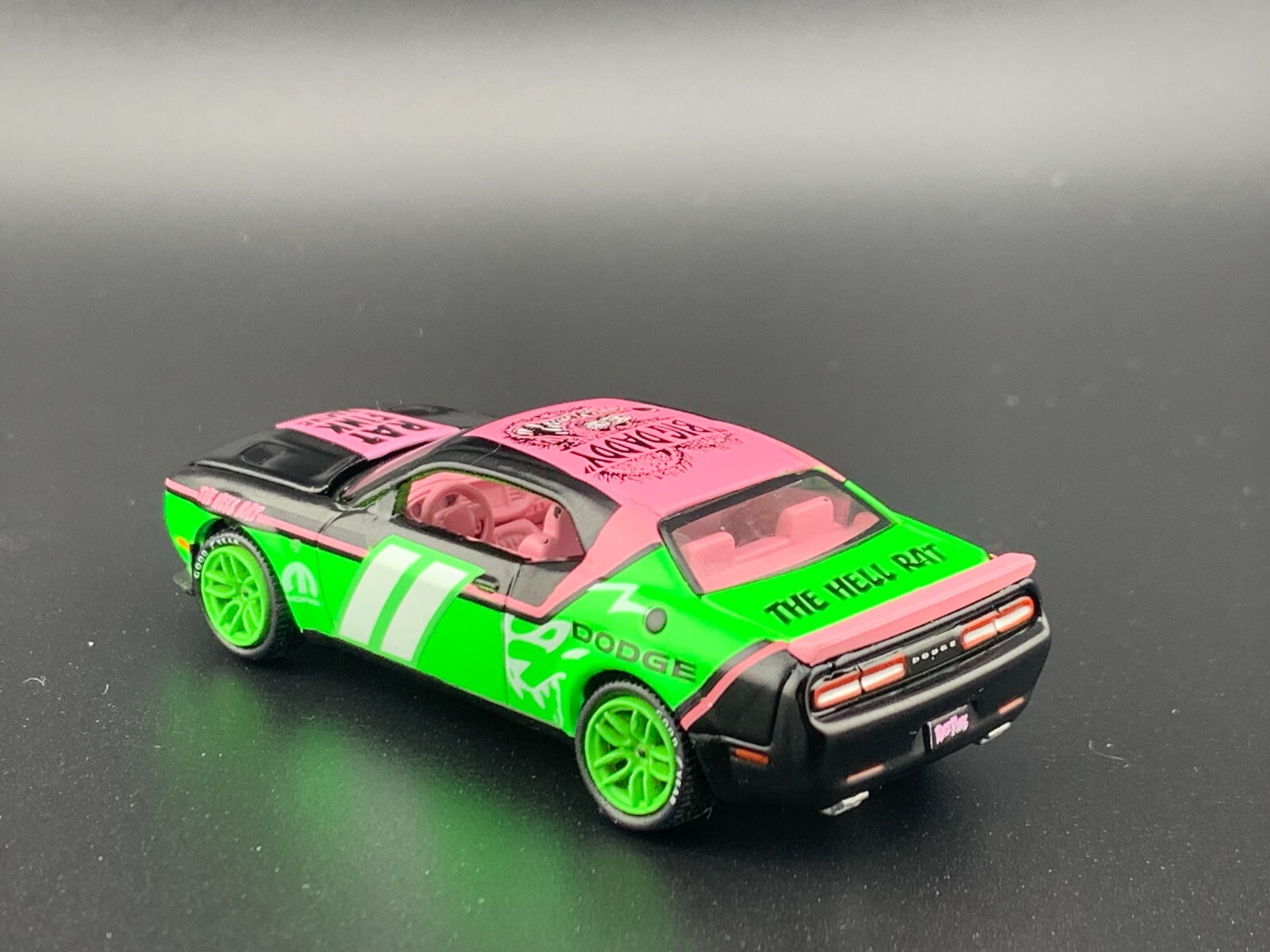 Auto World Dodge Challenger SRT Hellcat 2018 Rat Fink CP7938 1/64