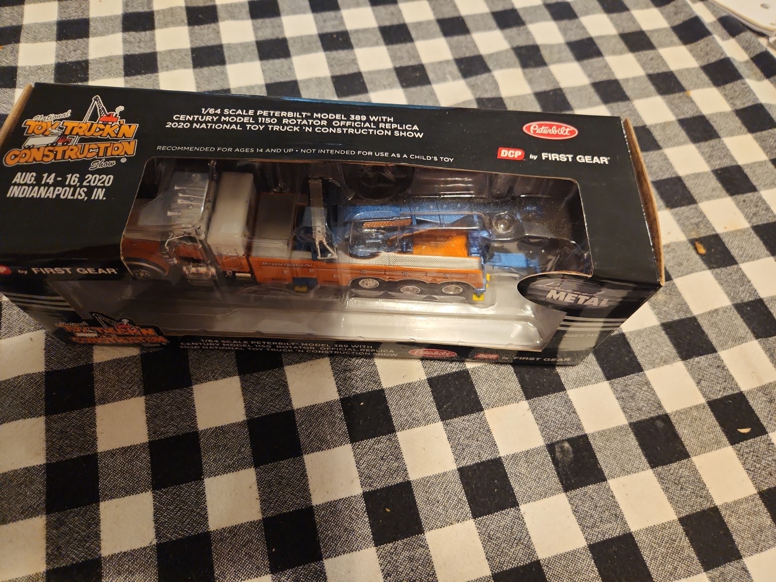 DCP 1:64 *SUBURBAN TOWING* Peterbilt 389 Rotator Wrecker Tow Truck *NTTCS* NIB!