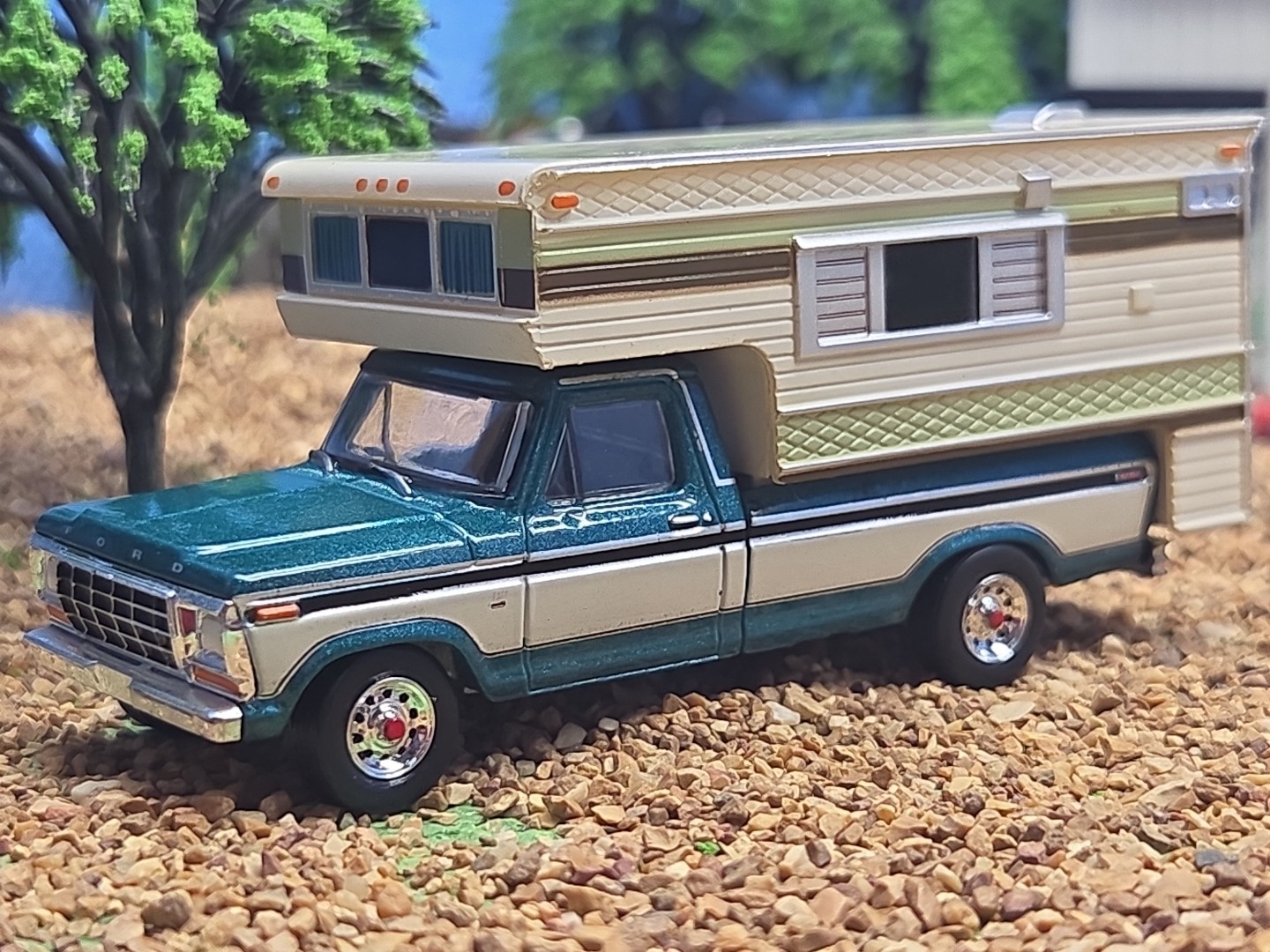 GREENLIGHT 1978-79 4×4 Ford F-250 XLT Lariat Truck 1:64 CAMPER Farm Ertl 1979