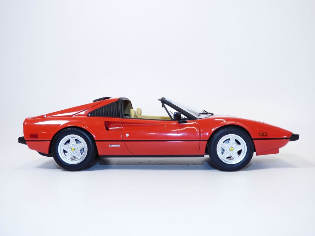 FERRARI 308 GTS rouge 1/18 film Magnum 1982
