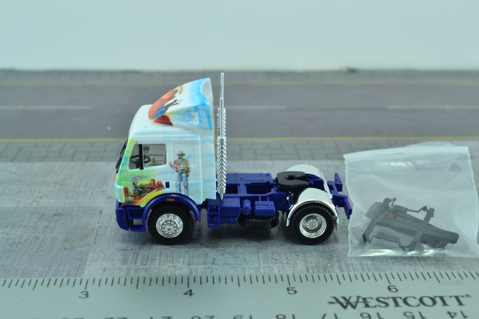 Herpa Mercedes Tractor Unit Truck America Theme Flag 1:87 HO Scale (HO5321)