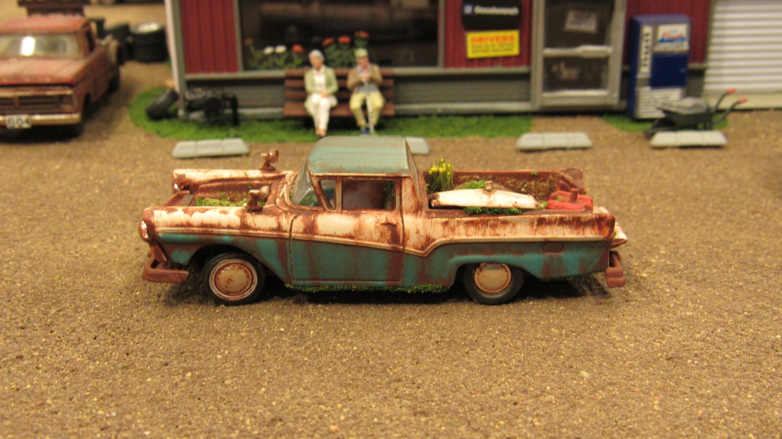 CUSTOM BUILT WEATHERED RUSTY JUNK PARTS YARD 1957 FORD RANCHERO CAR TRUCK 1:64/C