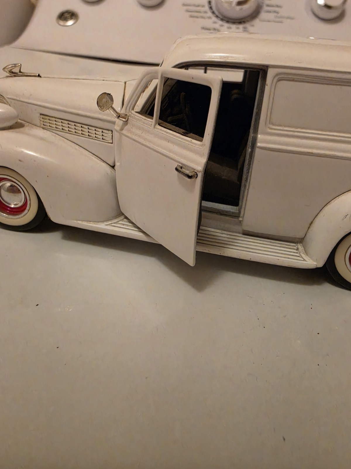 Jada 1939 Chevrolet Suburan Sedan Delivery Panel Truck Street Low Rider White…