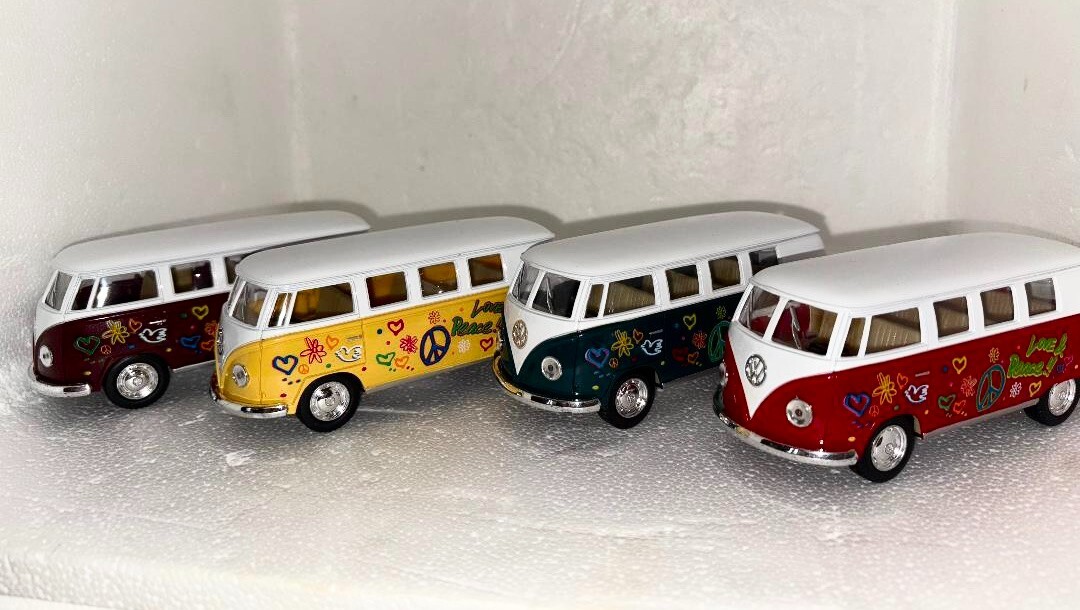 1962 Volkswagen Peace & Love Van – IN FOUR COLORS W/Pull Back Motor Action 1/43