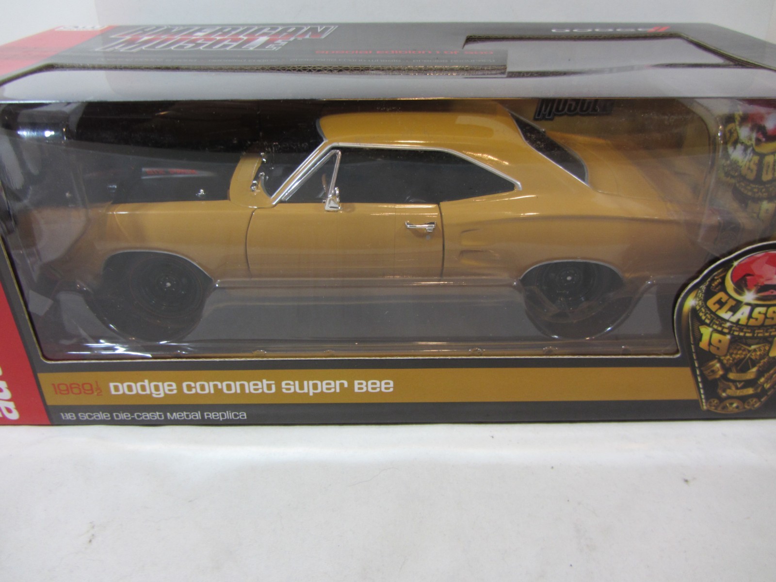 Auto World – 1969 1/2 Dodge Coronet Super Bee NIB 1:18 (726v100) AMM/1173