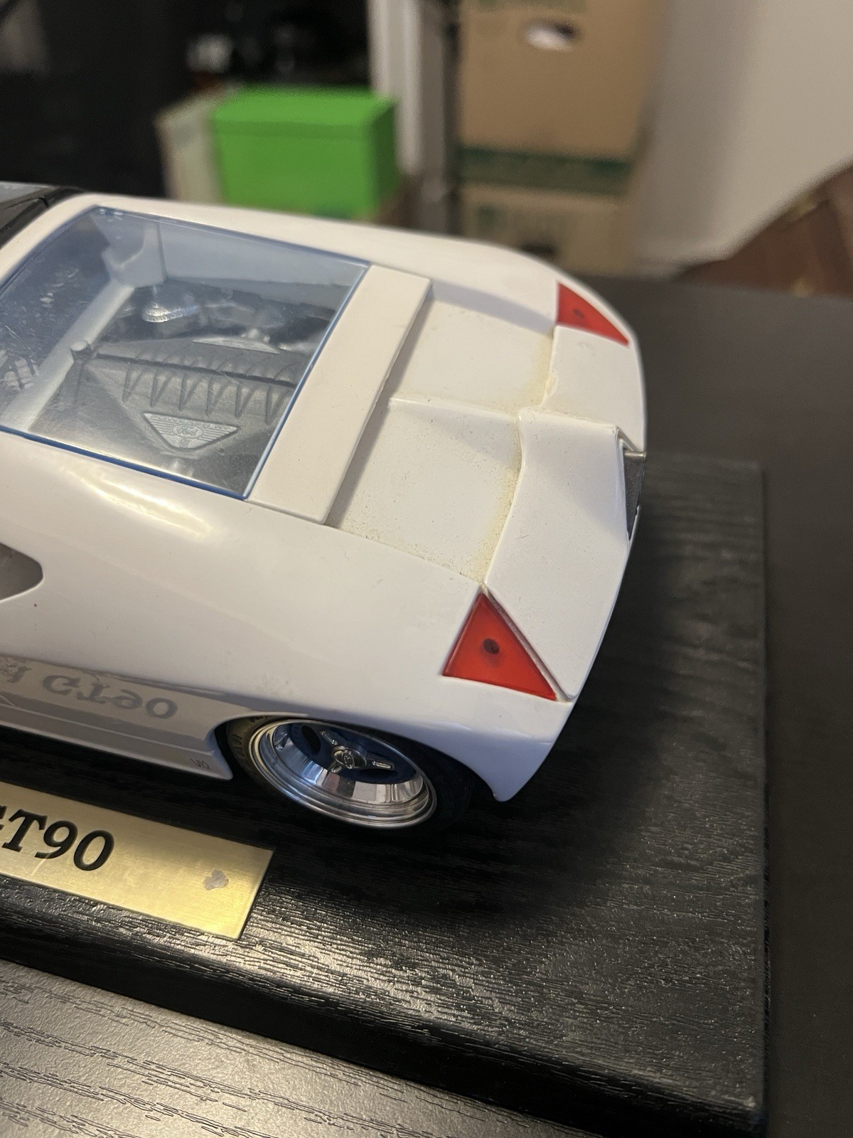 Maisto FORD GT90 Special Edition Diecast Model Car White 1:18 Scale With Stand