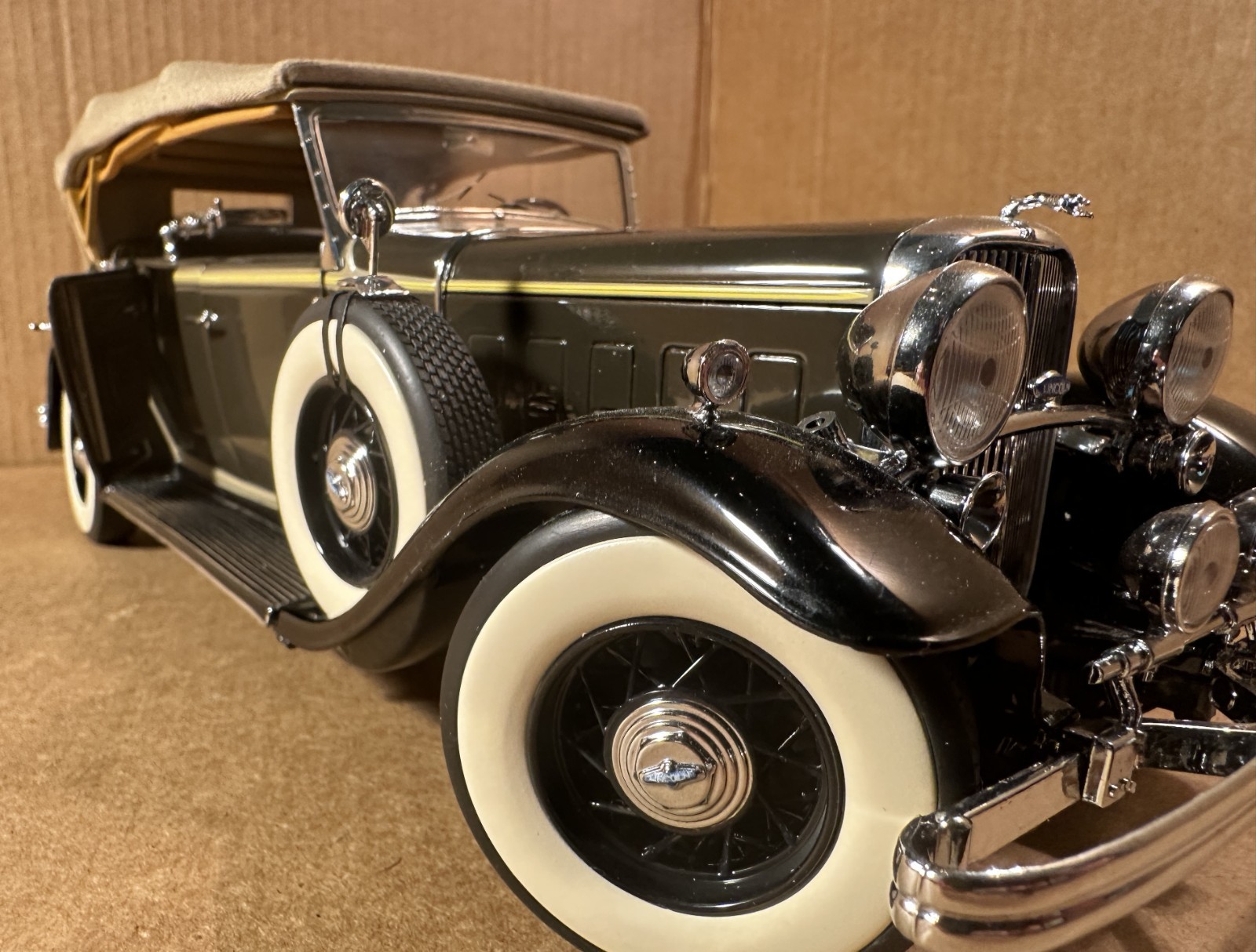 Motor City Classics 1/18 1932 Lincoln KB, 4 D convertable, green w/yellow stripe