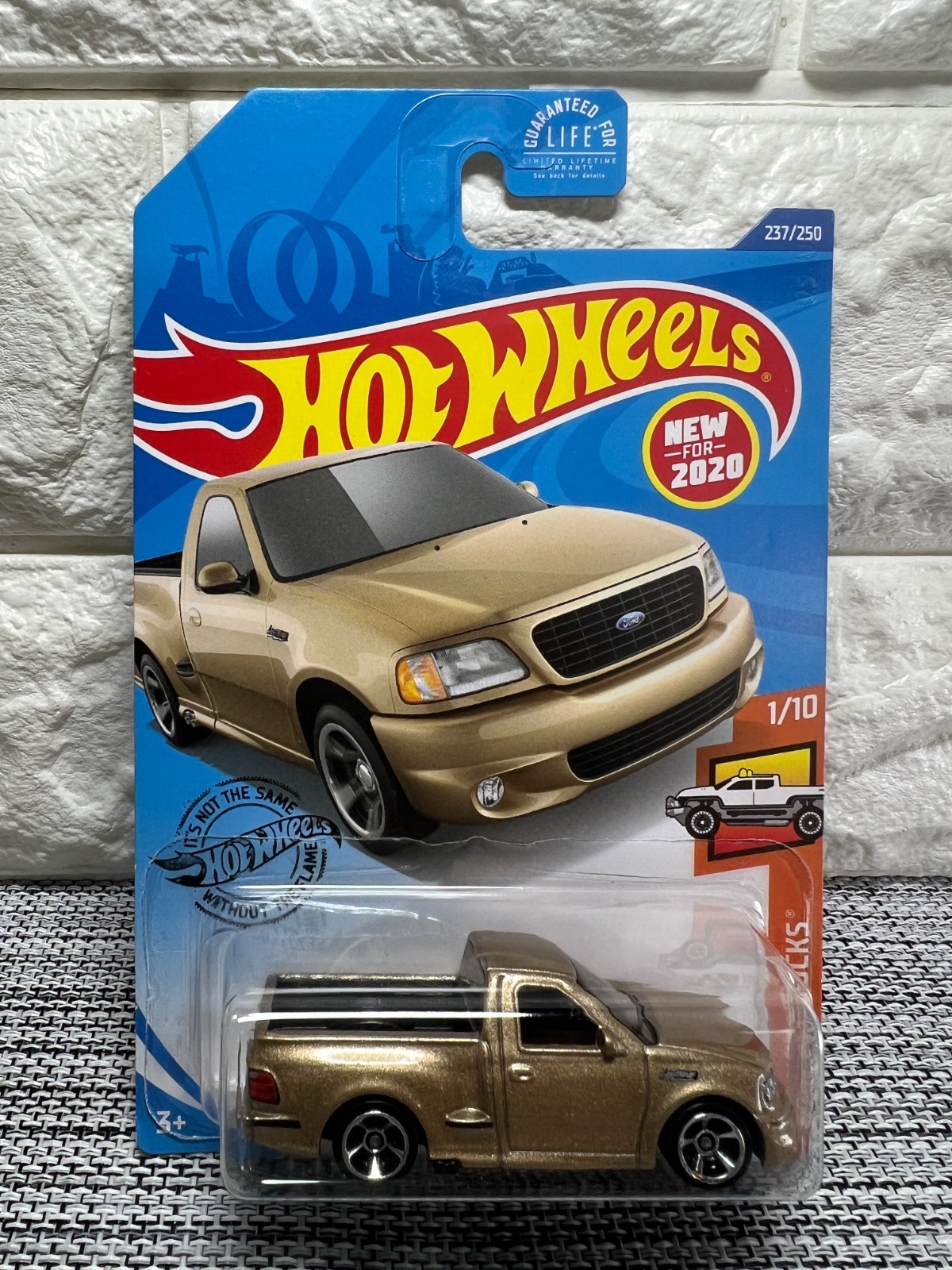 Hot Wheels HW Hot Trucks 1/10 ’99 Ford F-150 SVT Lightning 237/250 Gold