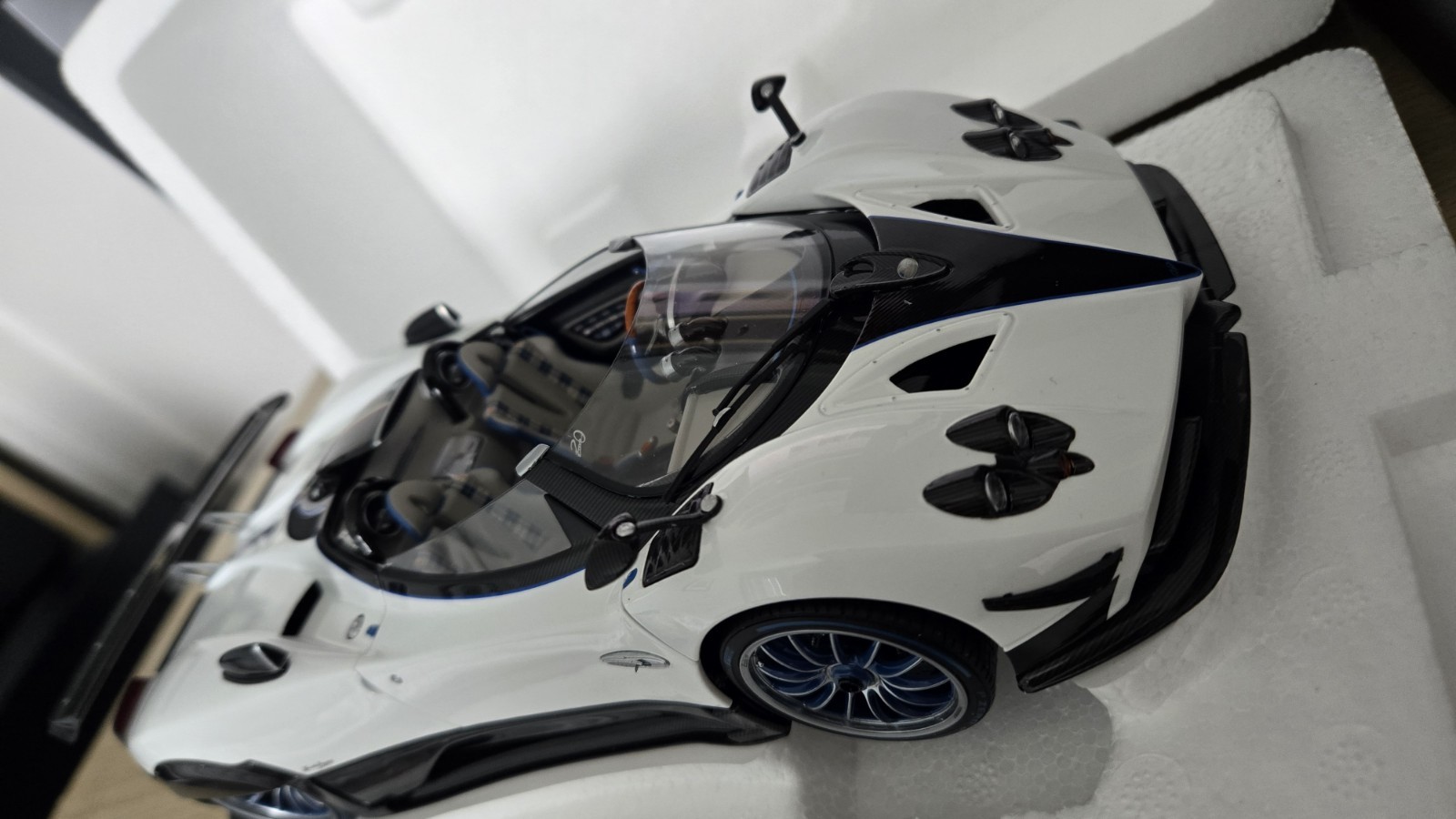 1/18 LCD Pagani ZONDA HP Barchetta White in MINT Condition.